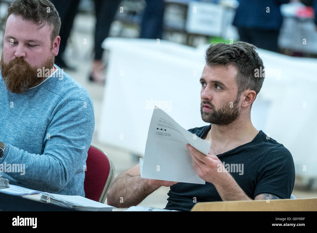 Llanelli, Galles Può6, 2016:conteggio persone voti durante la notte delle elezioni per l Assemblea del Galles Foto Stock