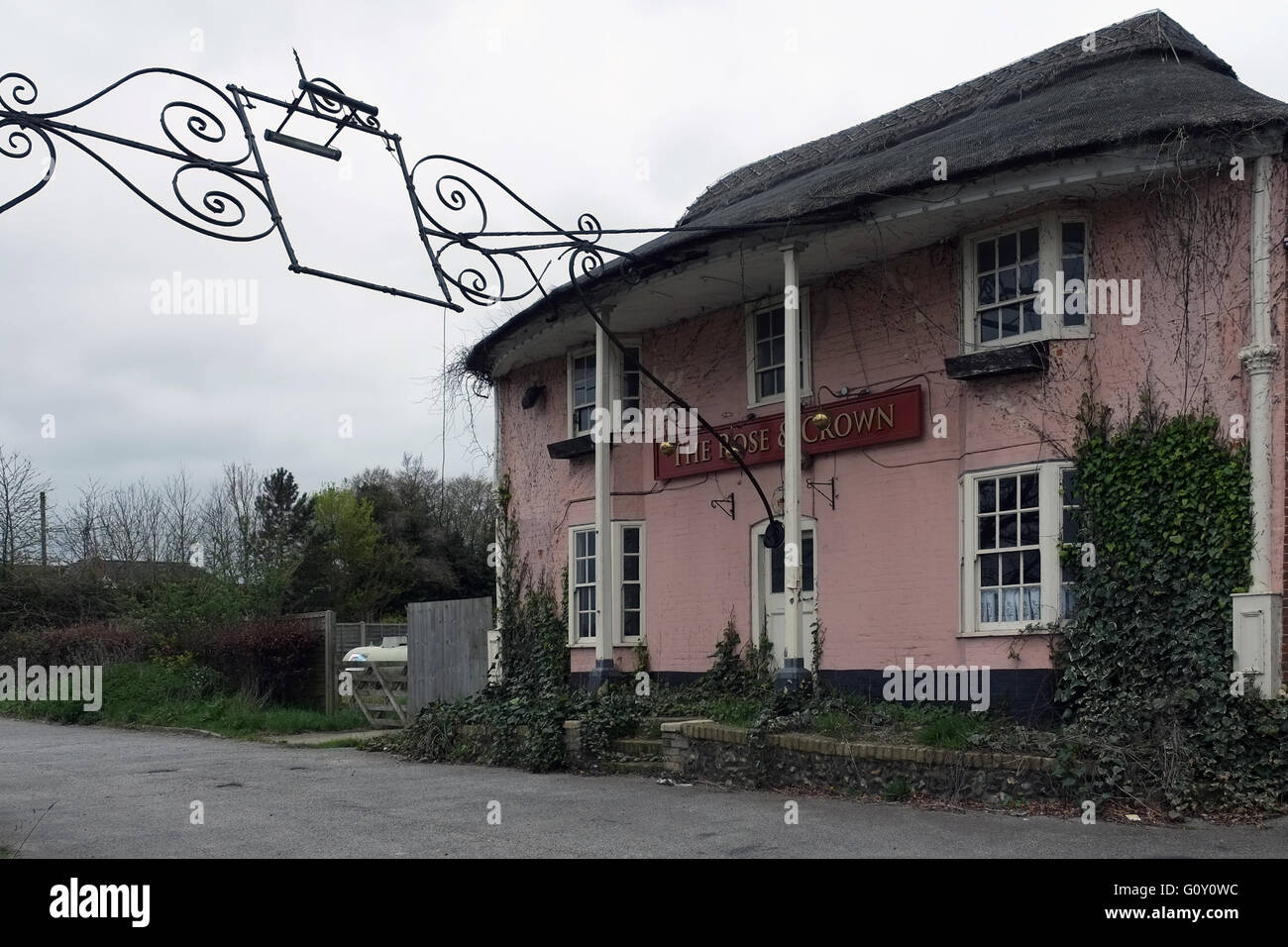 Abbandonato il Rose & Crown Pub, Stanton, Suffolk, Inghilterra, Regno Unito. Foto Stock