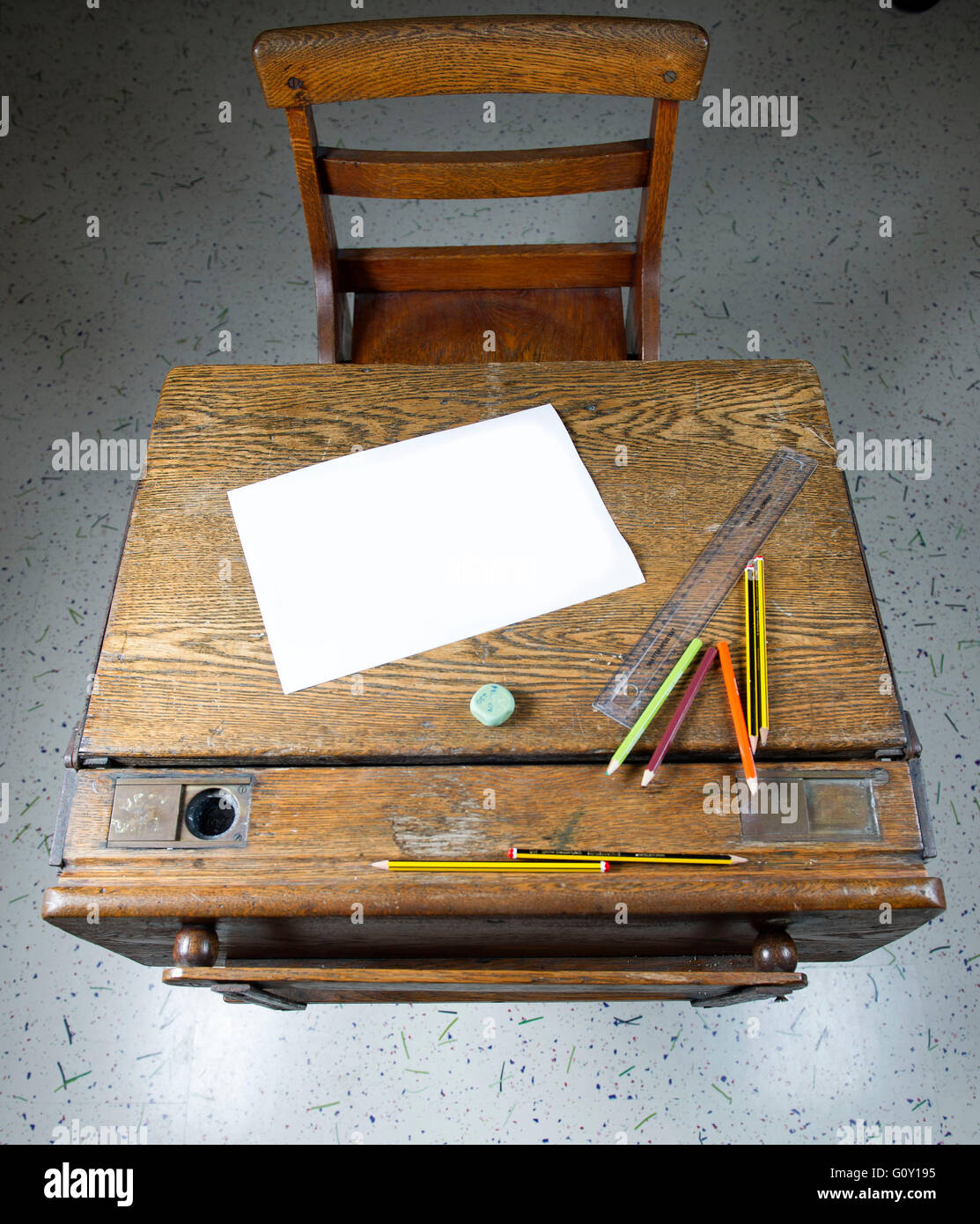 Vecchia scuola di legno exam desk pronto per uno studente a sedere l'esame. Foto Stock