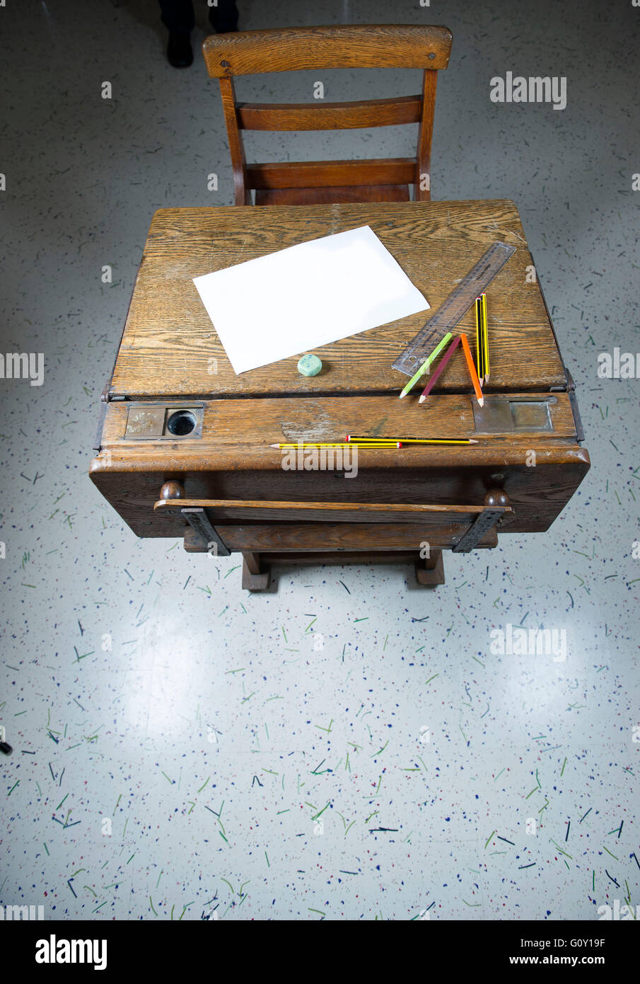 Legno vecchio banco di scuola per gli esami a scuola Foto Stock