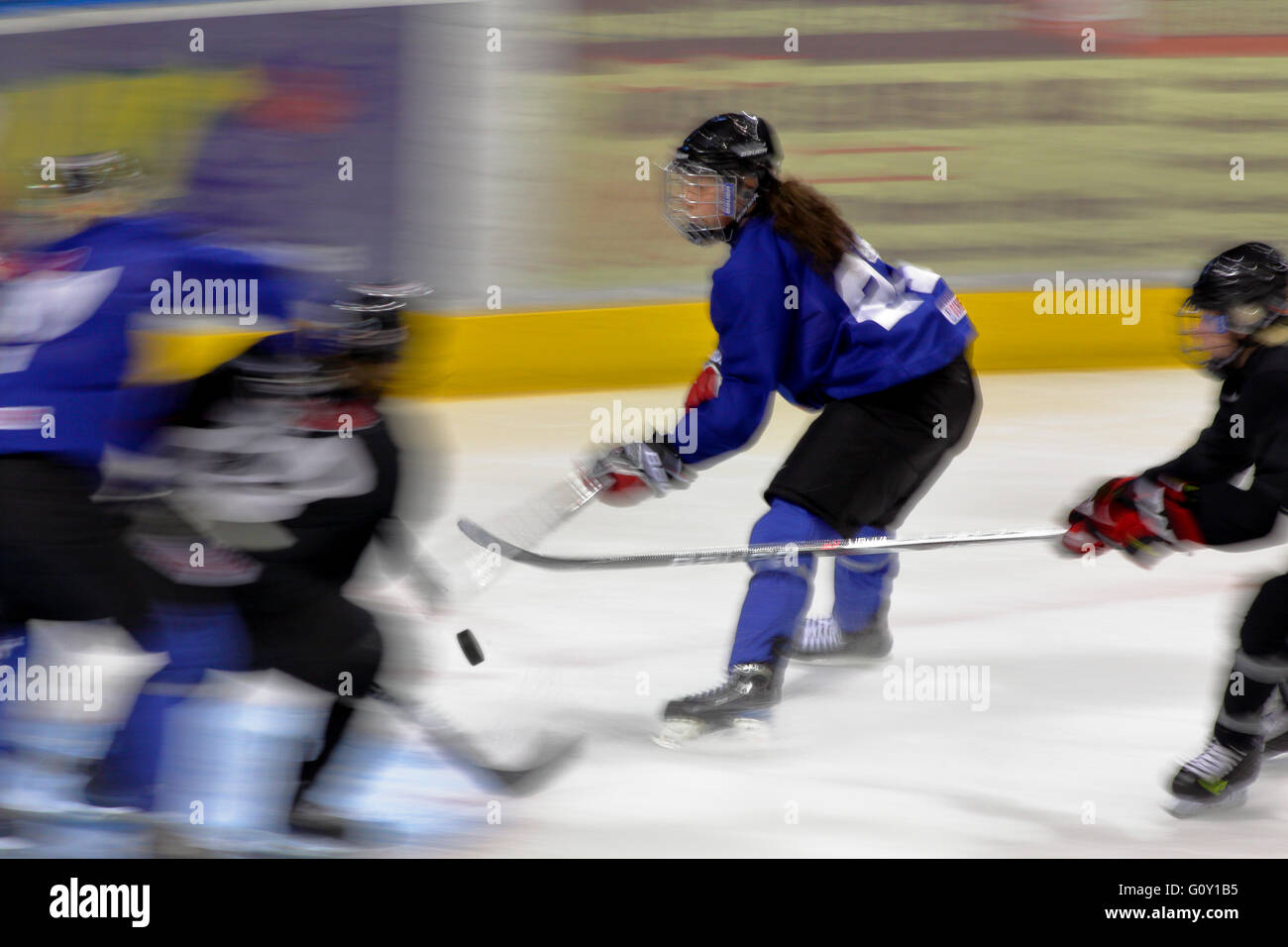 Donne giocatori di hockey su ghiaccio pratica-Victoria, British Columbia, Canada. Foto Stock