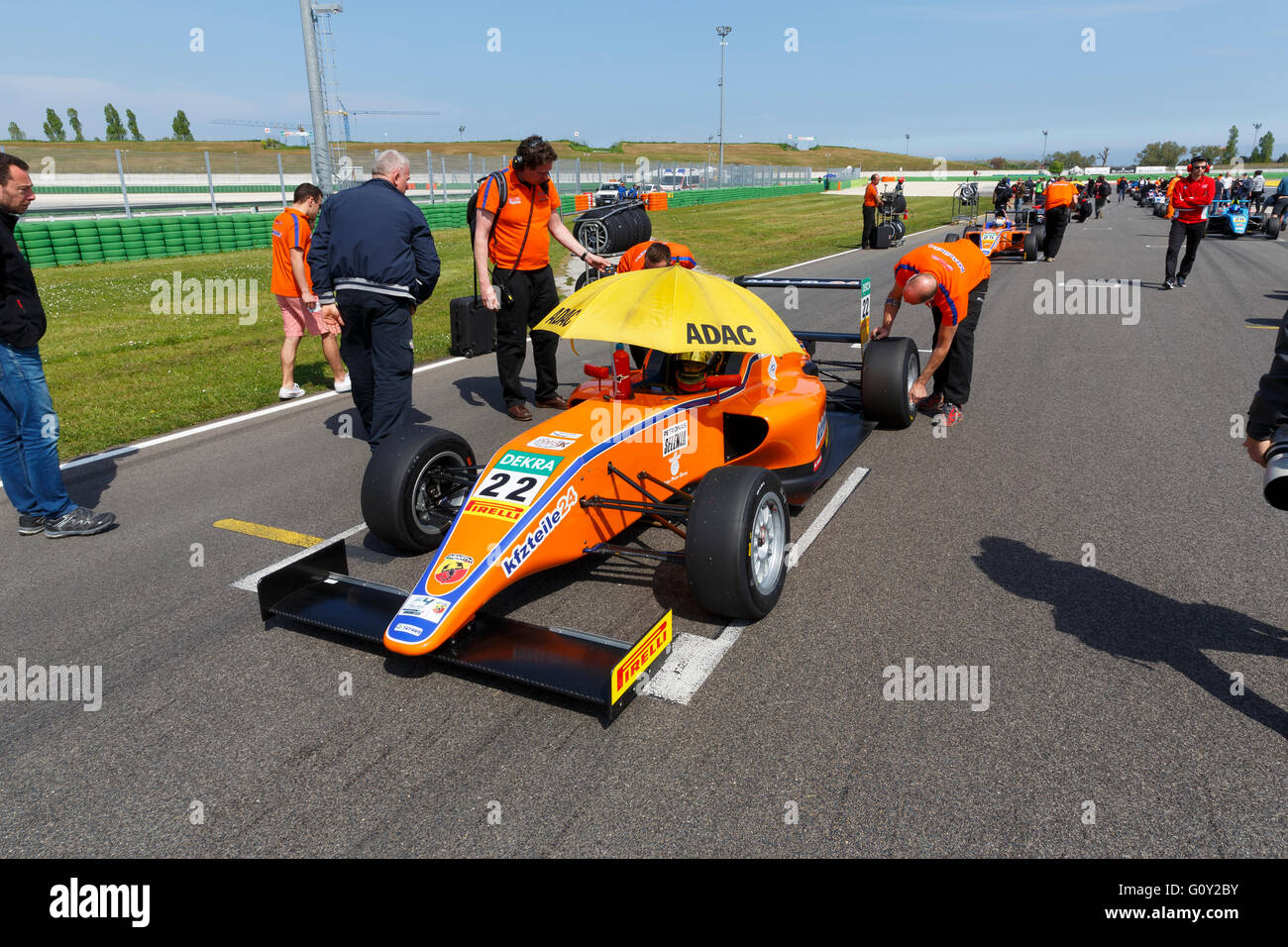 Misano Adriatico, Italia - 10 Aprile 2016: una Tatuus di F4 T014 Abarth di Kfzteile24 Mucke Motorsport Team, pilotato da Yifei Ye Foto Stock