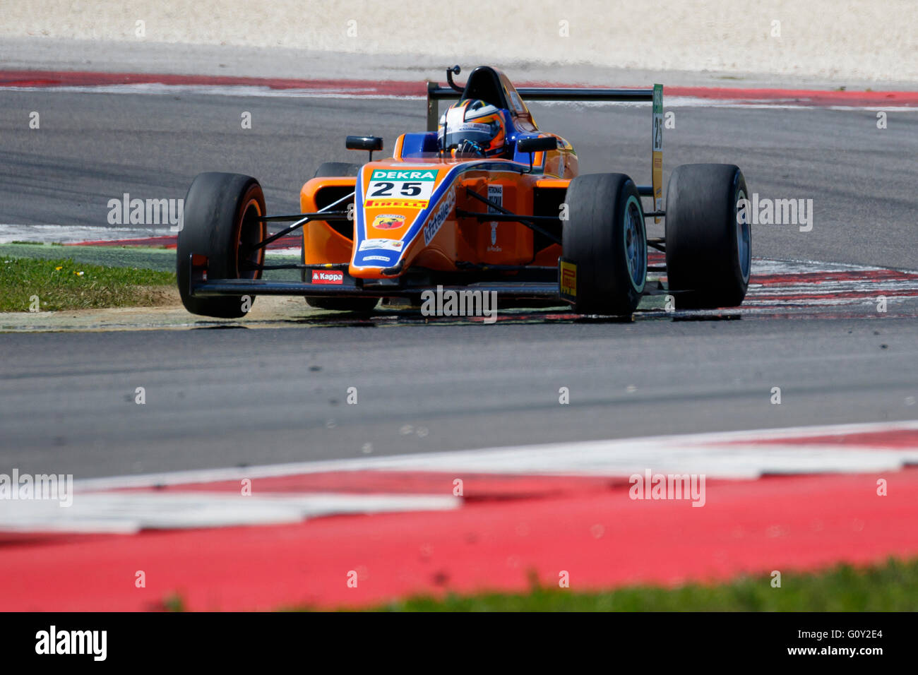 Misano Adriatico, Italia - 10 Aprile 2016: una Tatuus di F4 T014 Abarth di Kfzteile24 Mucke Motorsport, team guidato da Mauricio Baiz, italiano F4 Championship Powered by Abarth nel Circuito Internazionale di Misano Foto Stock