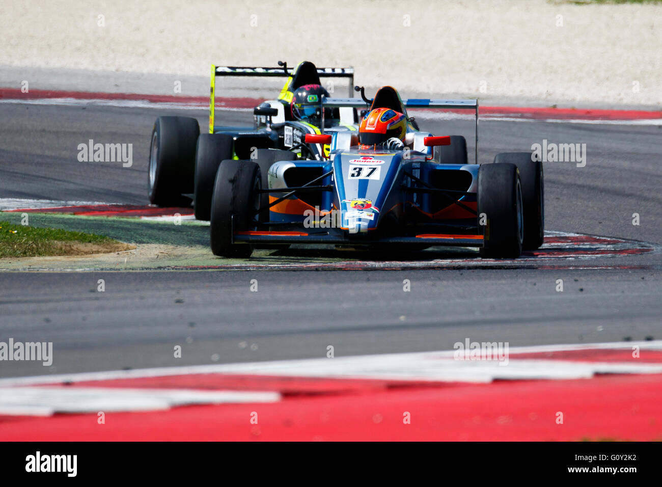 Misano Adriatico, Italia - 10 Aprile 2016: una Tatuus di F4 T014 Abarth di BVM Racing Team, pilotato da Colombo Lorenzo, italiano F4 Championship Powered by Abarth nel Circuito Internazionale di Misano Foto Stock