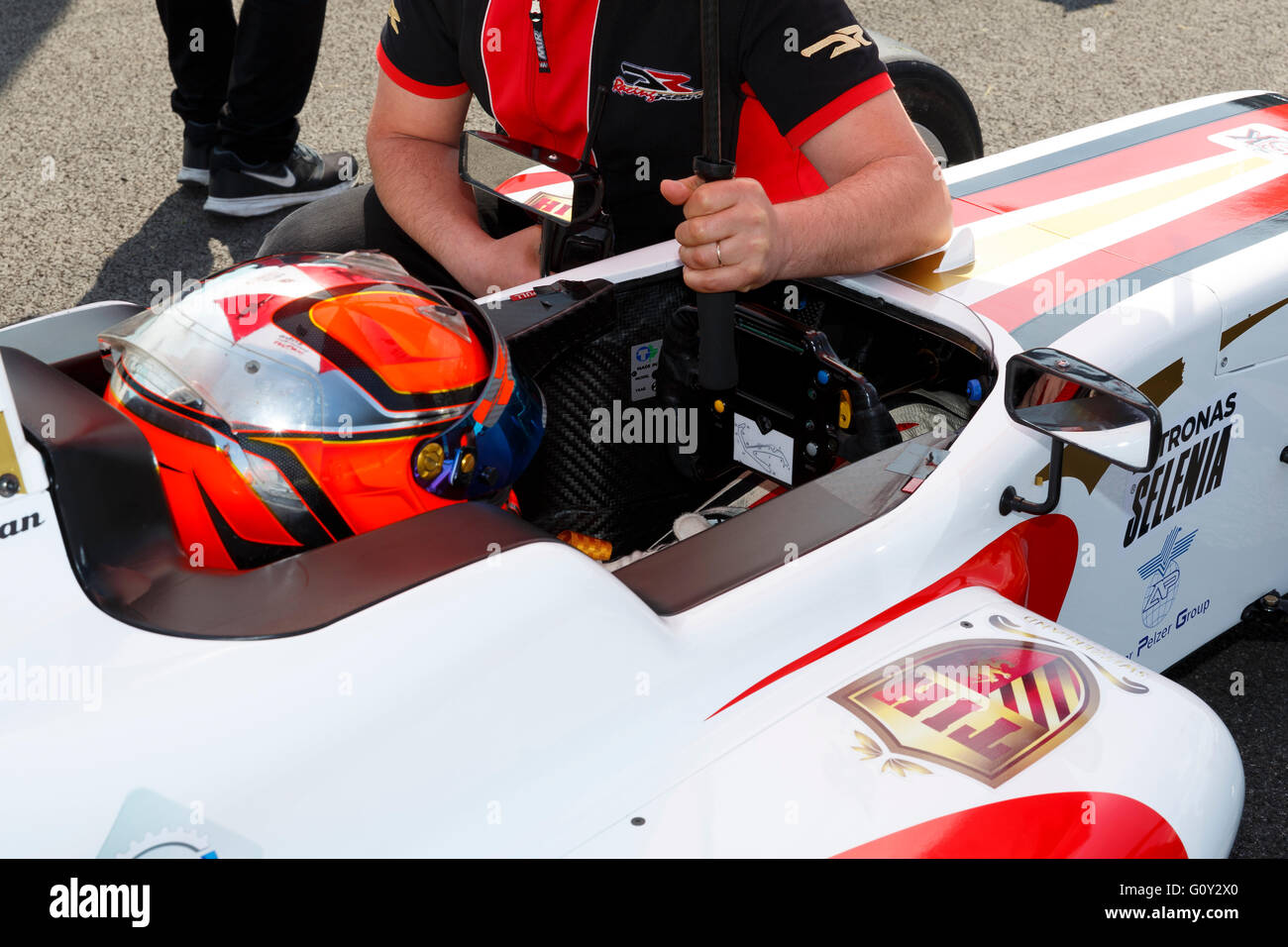 Misano Adriatico, Italia - 10 Aprile 2016: una Tatuus di F4 T014 Abarth della Prema Power Team Team, pilotato da Vip Juri, italiano F4 Championship Powered by Abarth nel Circuito Internazionale di Misano Foto Stock