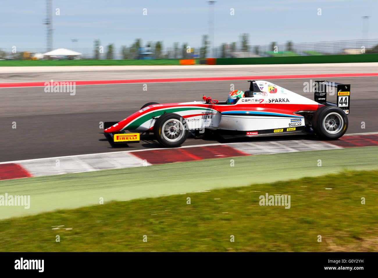 Misano Adriatico, Italia - 10 Aprile 2016: una Tatuus di F4 T014 Abarth della Prema Power Team Team, pilotato da Vip Juri, italiano F4 Championship Powered by Abarth nel Circuito Internazionale di Misano Foto Stock