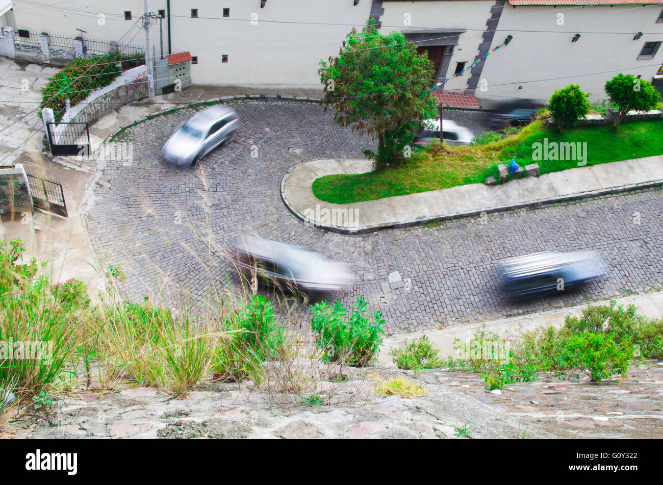 Stretto e curva bridgestone road con vetture che conduce fino a Quito dal valle sottostante Foto Stock