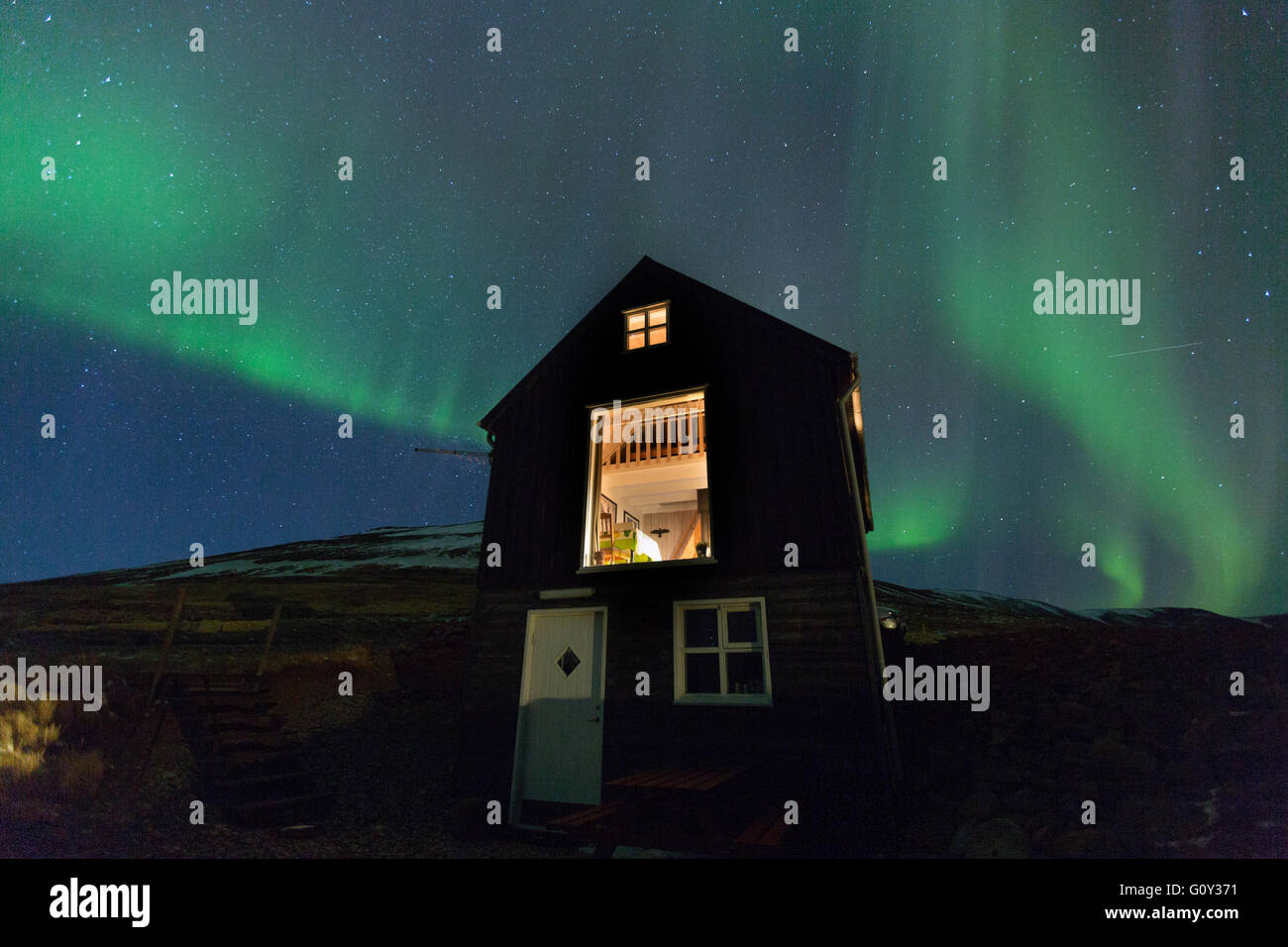 Luci del nord su un cottage islandese di notte Foto Stock