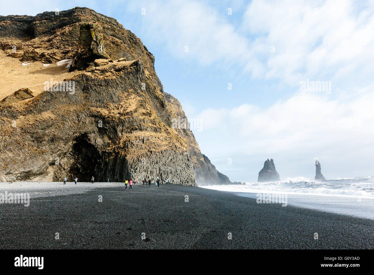 I turisti sulla spettacolare costa di spiaggia nera, Vik, Sud dell'Islanda Foto Stock