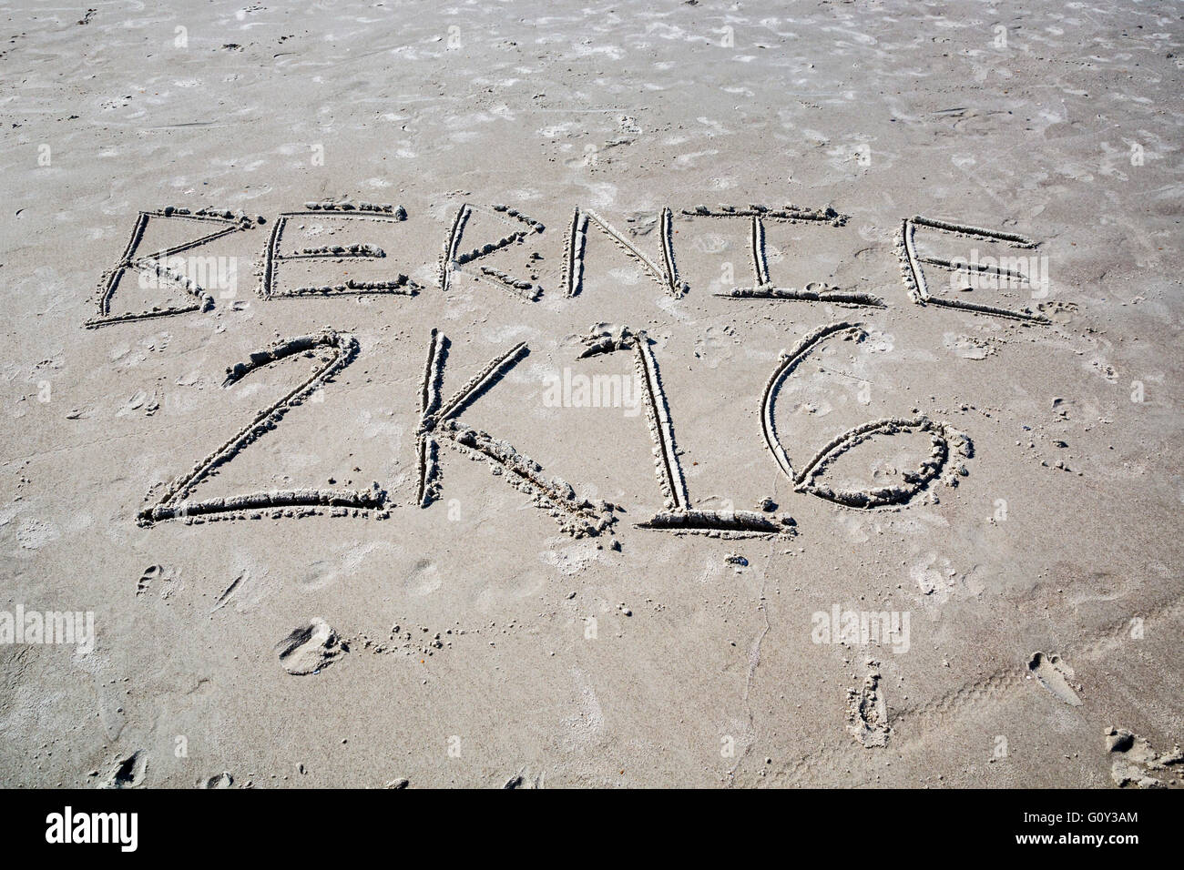 Tybee Island, Georgia - Scrittura nella sabbia sulla spiaggia supporta Bernie Sanders per presidente nel 2016. Foto Stock