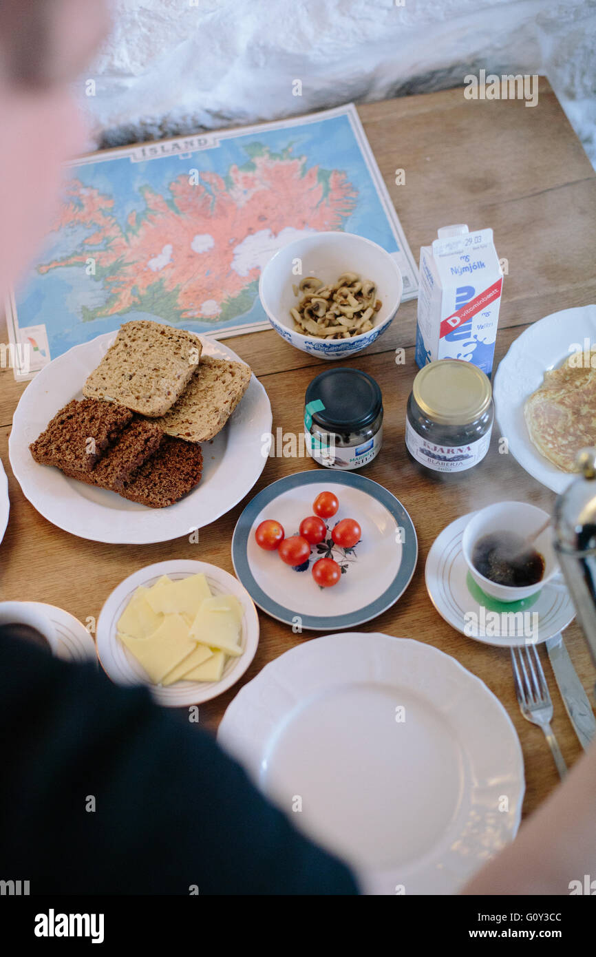 Versare il caffè su un buffet della colazione in vacanza in un cottage islandese a Reykjavik Foto Stock