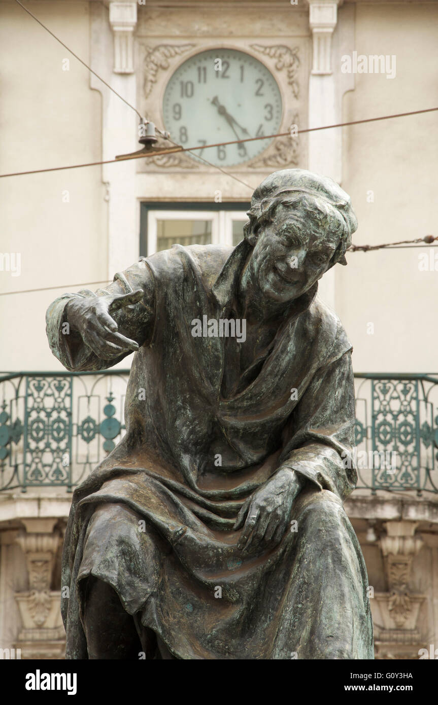 Statua in bronzo del XVI secolo portoghese poeta satirico António Ribeiro, soprannominato Chiado. Largo do Chiado, Lisbona. Portogallo Foto Stock