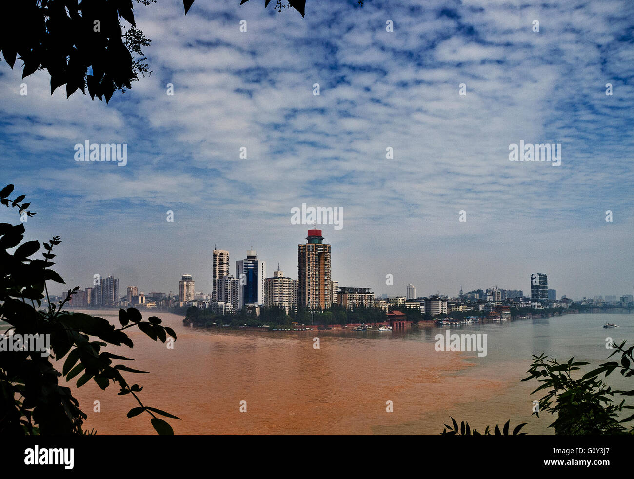 La confluenza di tre fiumi e dello skyline della città, Leshan, sichuan, in Cina Foto Stock