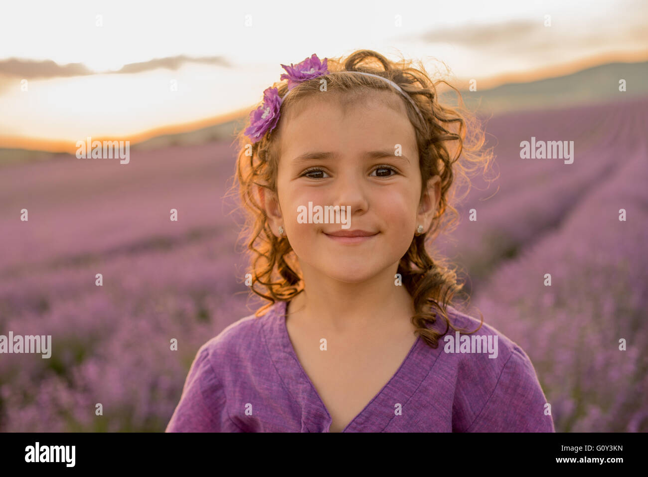 Ritratto di una ragazza in piedi nel campo di lavanda, Kazanlak, Bulgaria Foto Stock
