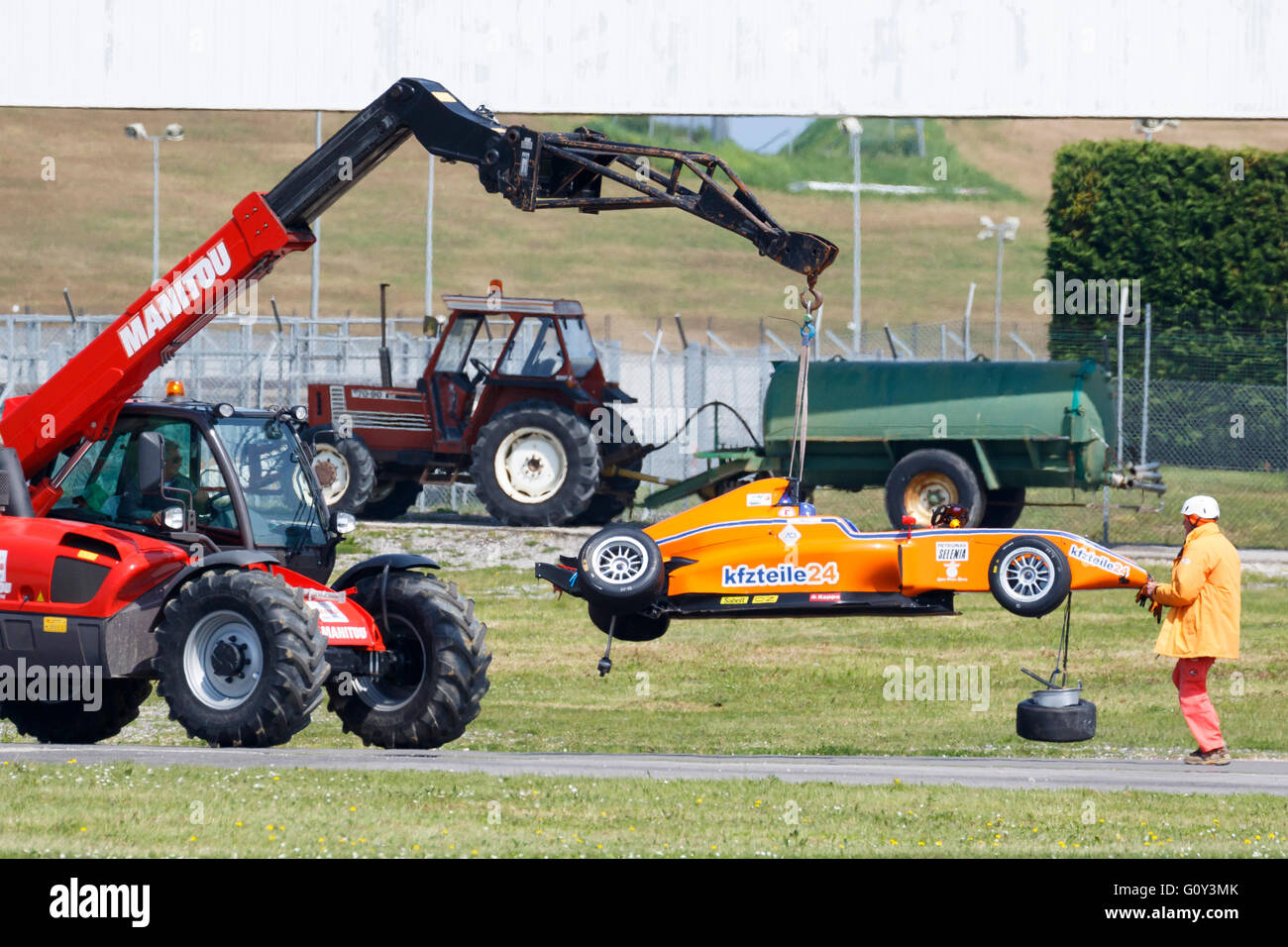 Misano Adriatico, Italia - 10 Aprile 2016: Vetture dopo un incidente nel corso della gara di italiano F4 campionato a Misano World Circuit, Foto Stock