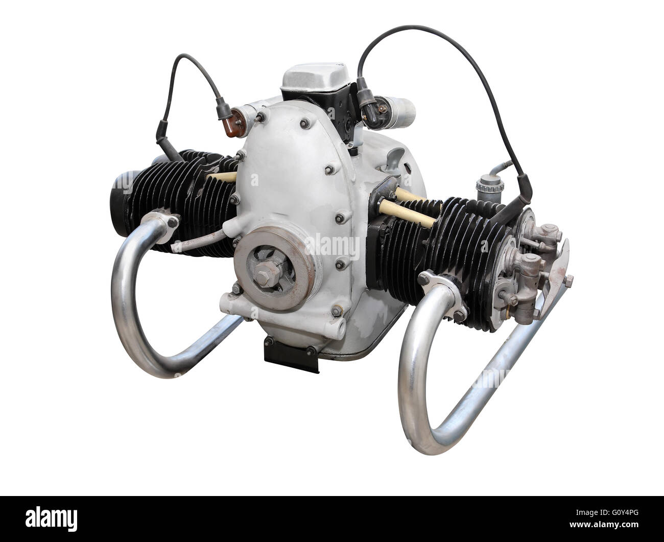 Vista dettagliata del motore del motociclo isolato su sfondo bianco con tracciato di ritaglio Foto Stock