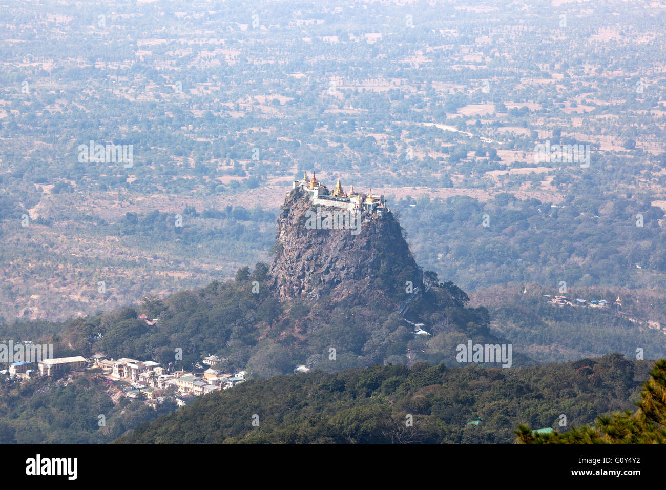 Una vista da sopra del complesso di monasteri e stupa e santuari di Taung Kalat il Monte Popa (2,427 ft o così). Foto Stock