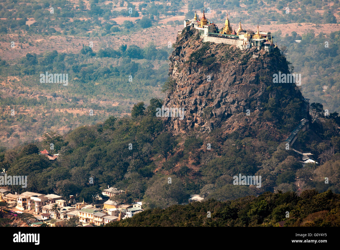 Una vista da sopra del complesso di monasteri e stupa e santuari di Taung Kalat il Monte Popa (2,427 ft o così). Foto Stock