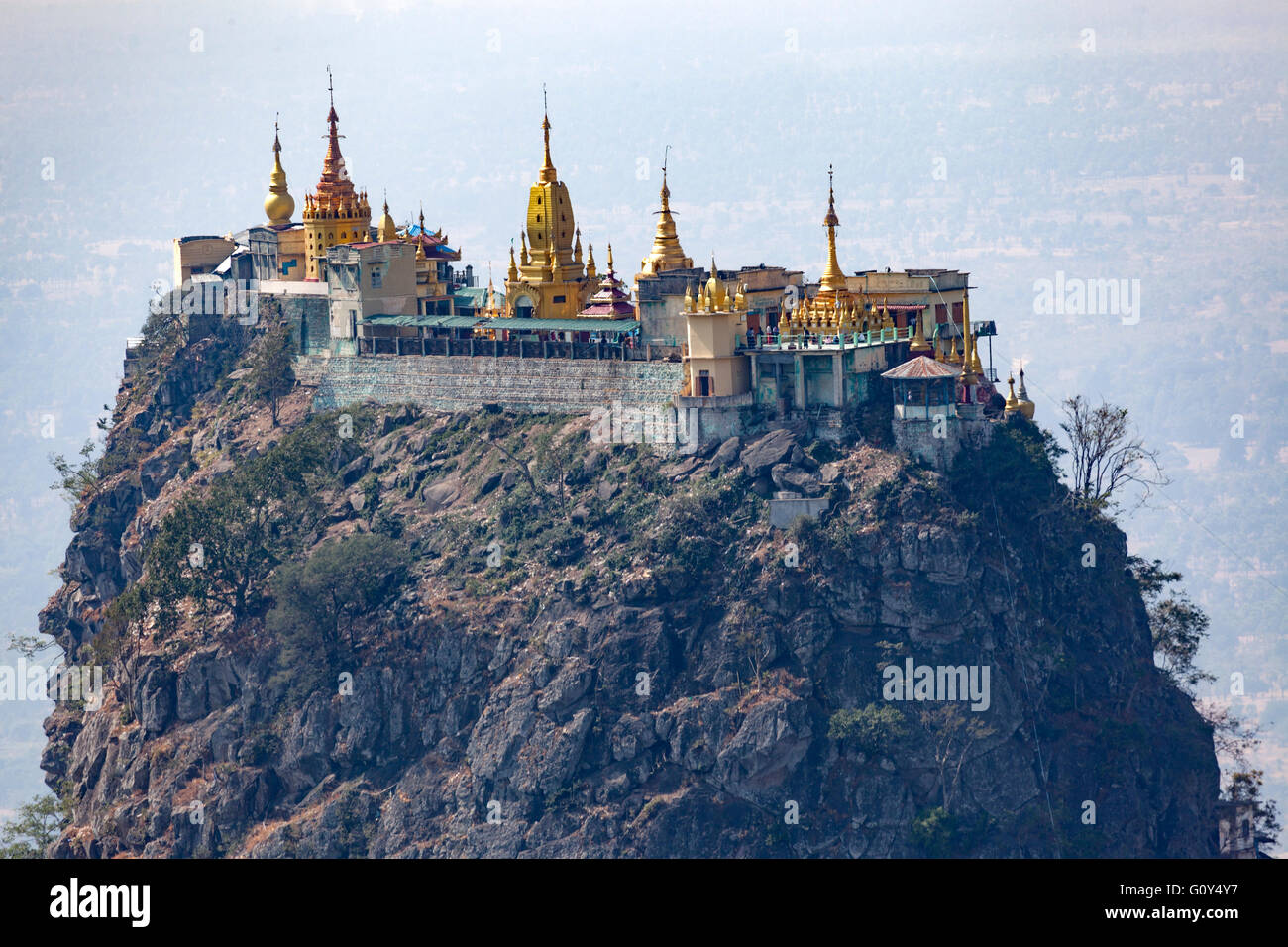 Una vista da sopra del complesso di monasteri e stupa e santuari di Taung Kalat il Monte Popa (2,427 ft o così). Foto Stock