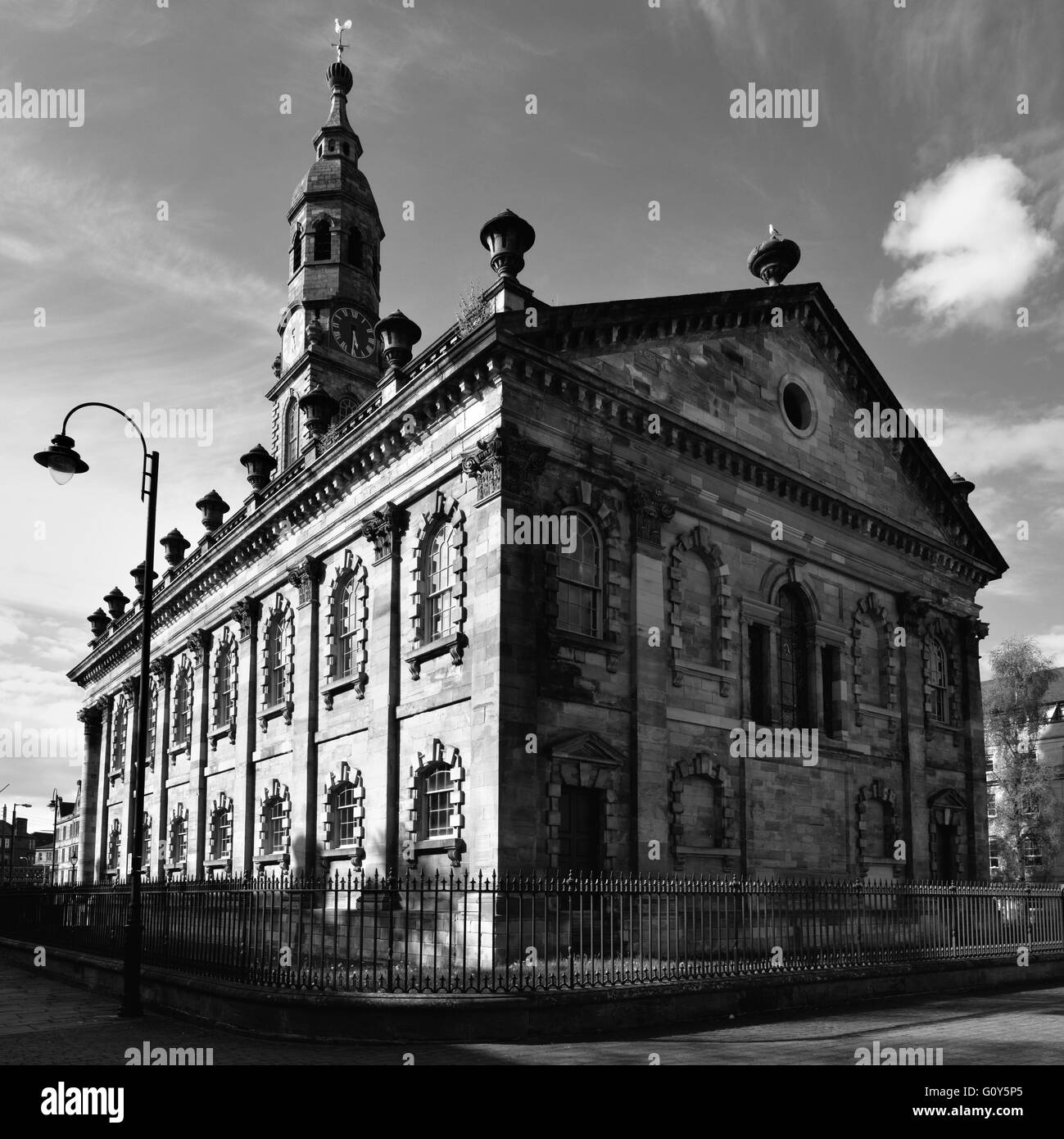 Centro di Glasgow per la cultura scozzese, St Andrew è in piazza, si crogiola al sole primaverile. Foto Stock