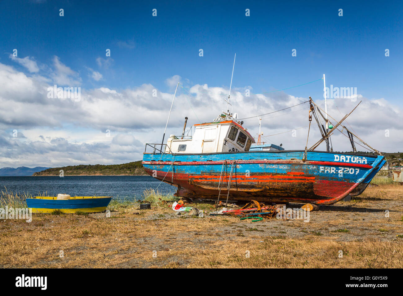 Vecchie barche di pescatori sulla costa sullo Stretto di Magellano a Punta Carrera, Patagonia, Cile, America del Sud. Foto Stock