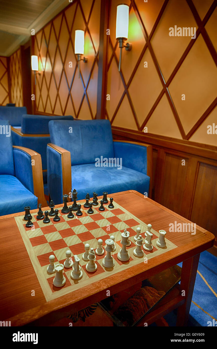 Partita a scacchi su una sala relax Foto Stock