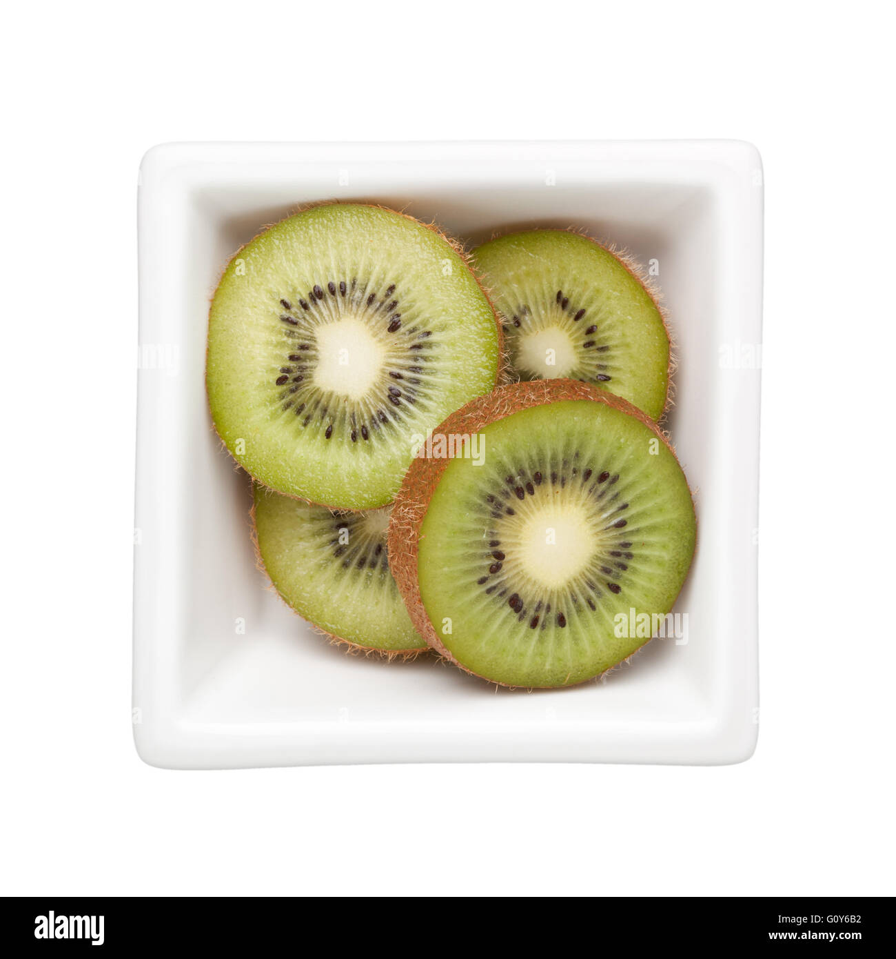 I kiwi a fette in un recipiente quadrato isolato su sfondo bianco Foto Stock