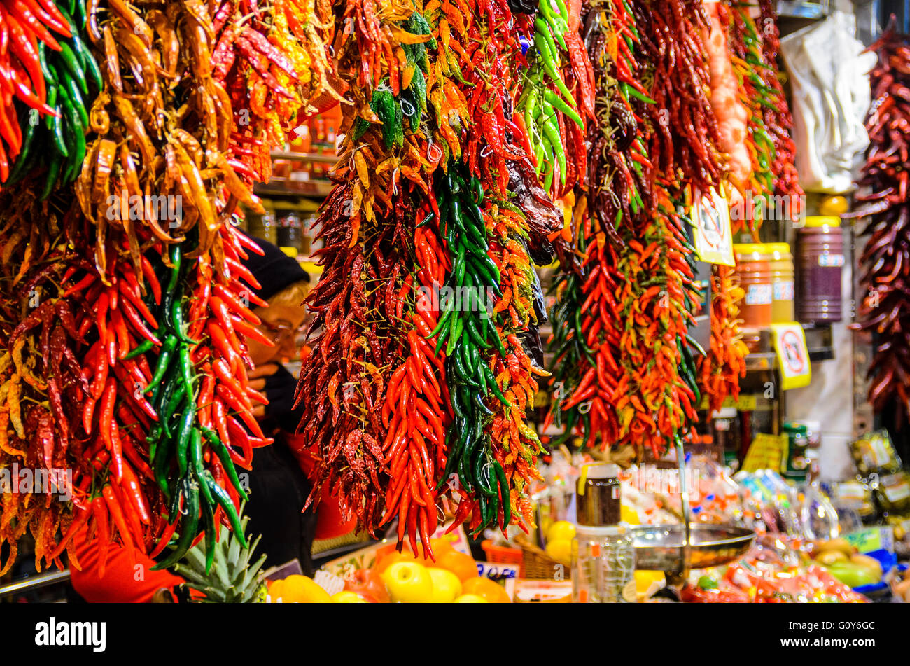 Bancarella vendendo peperoncini rossi nel Mercat de Sant Josep de la Boqueria, un mercato nella Ciutat Vella Barcellona Catalonia Spagna Foto Stock