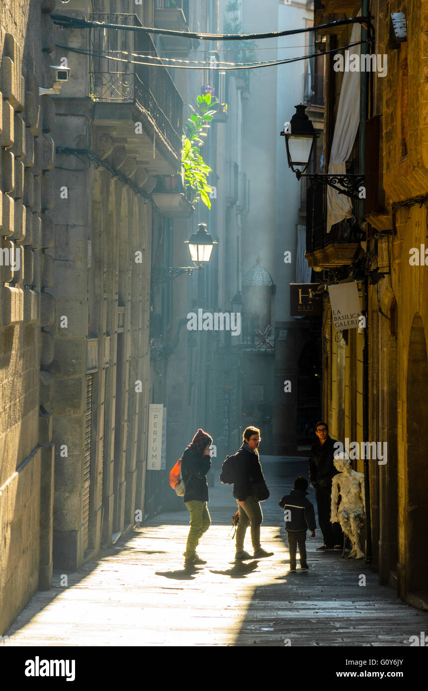 Una stretta strada del Quartiere Gotico Barcellona Spagna Foto Stock