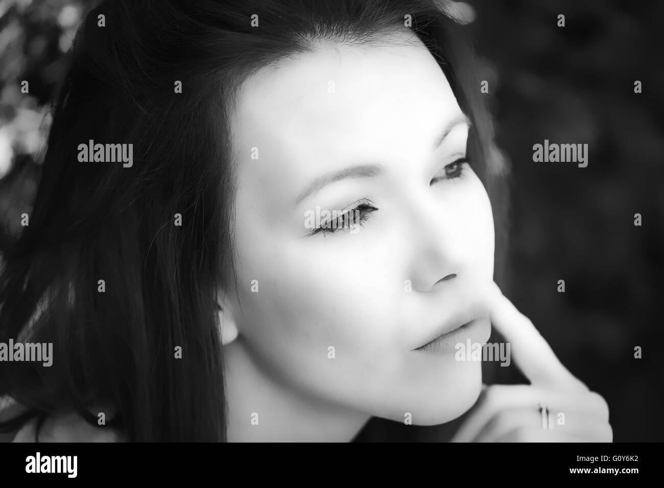 Bianco e nero ritratto di una donna pensosa al di fuori Foto Stock