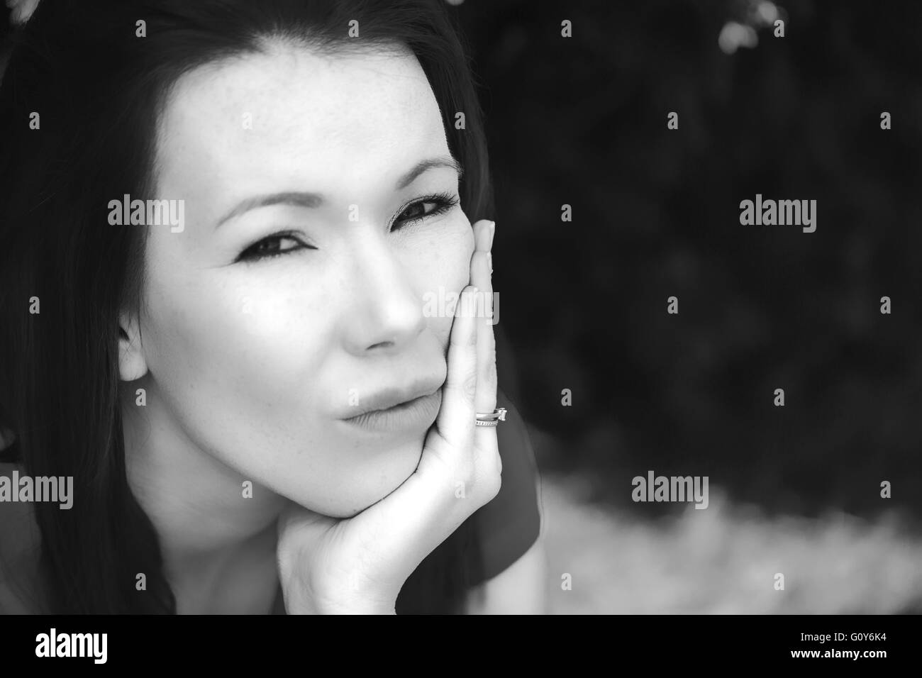 Bianco e nero ritratto di una donna al di fuori Foto Stock