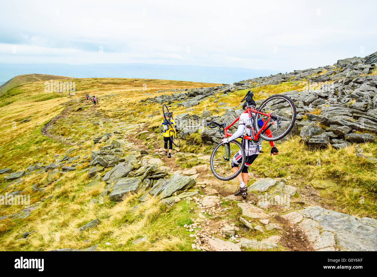 I piloti Ingleborough discendente nel 2015 Tre Cime gara ciclocross, un evento annuale su tre montagne dello Yorkshire Foto Stock