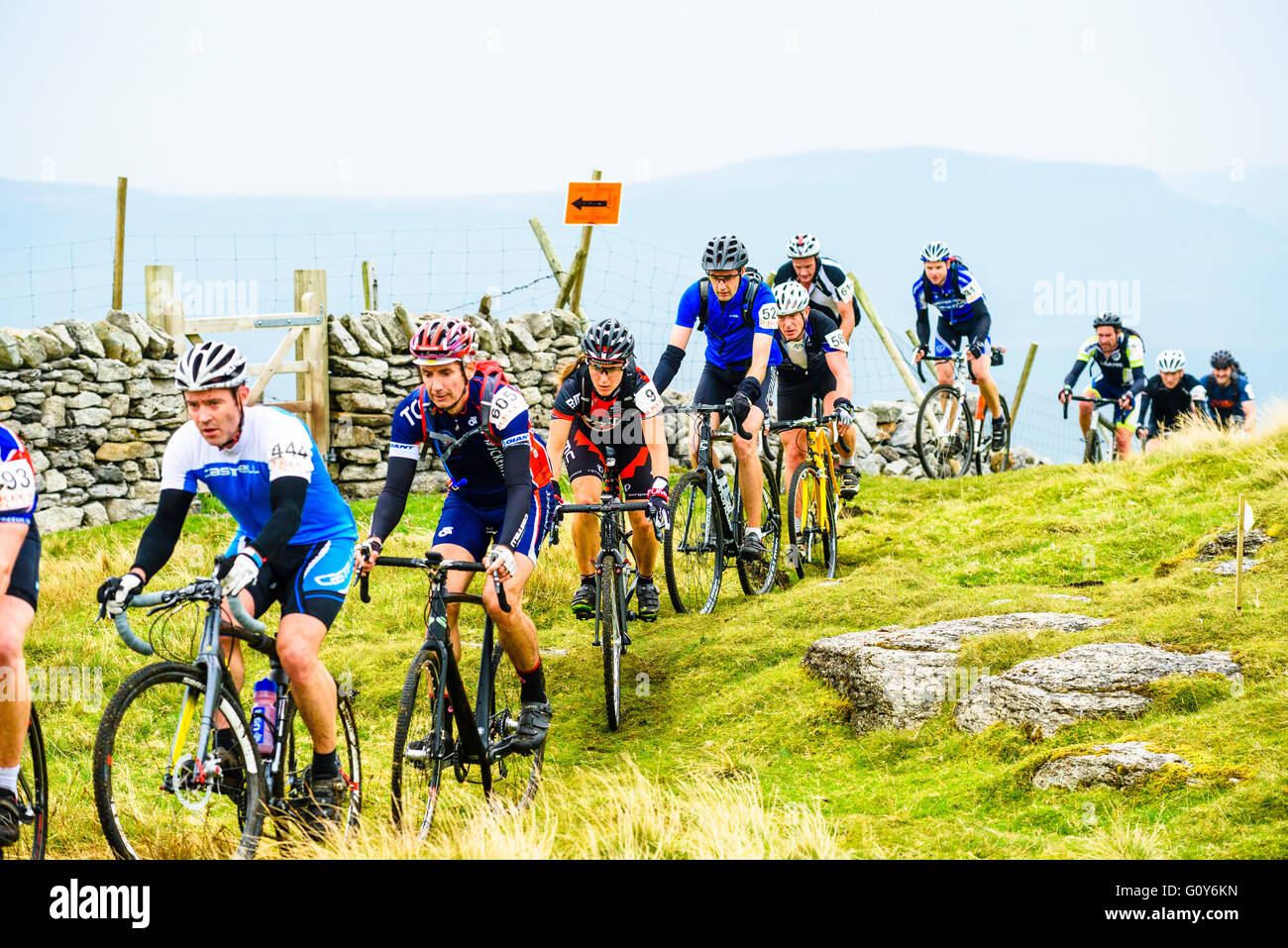 I piloti Ingleborough ascendente nel 2015 Tre Cime gara ciclocross, un evento annuale su tre montagne dello Yorkshire Foto Stock
