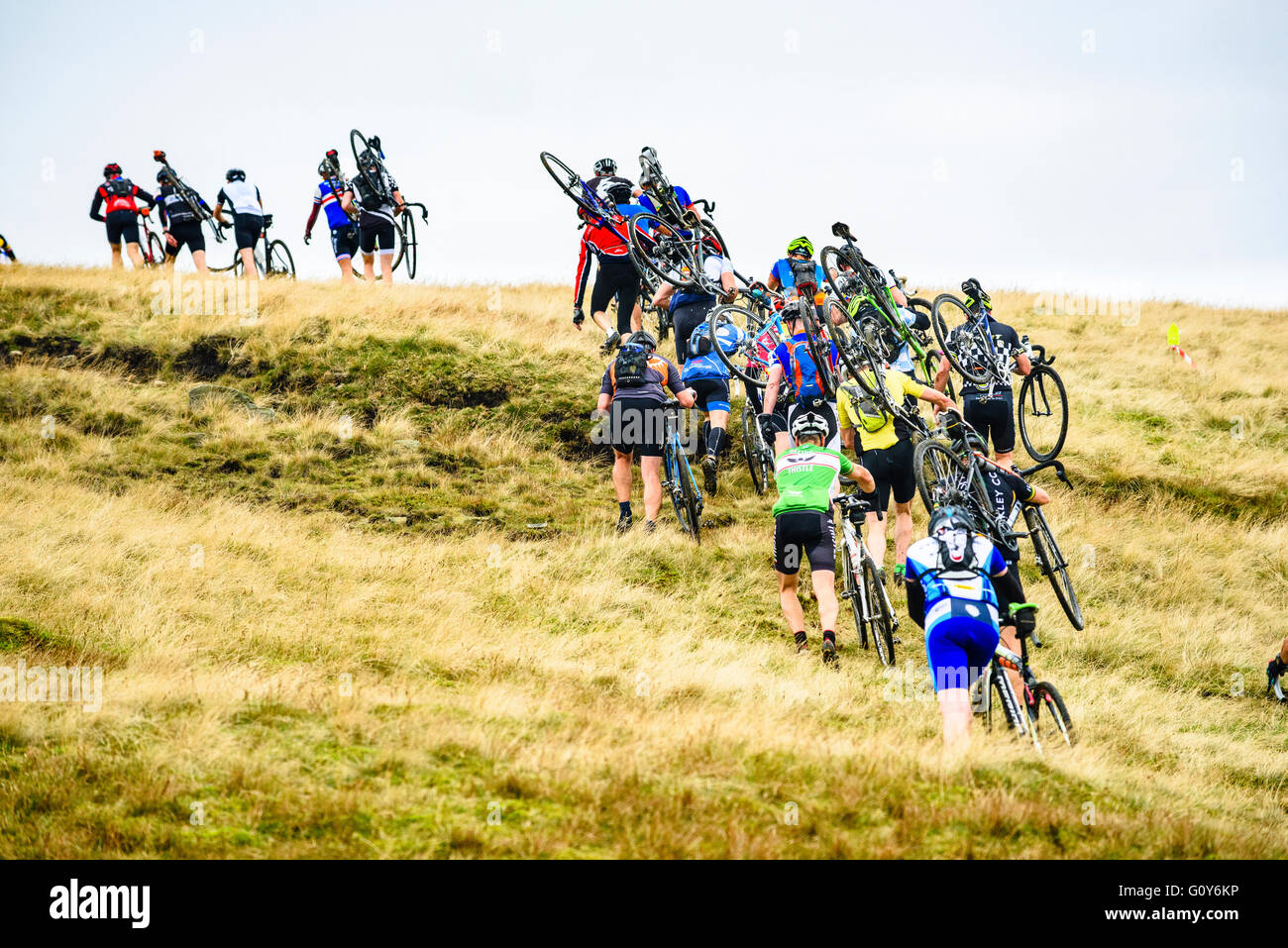 I piloti Ingleborough ascendente nel 2015 Tre Cime gara ciclocross, un evento annuale su tre montagne dello Yorkshire Foto Stock