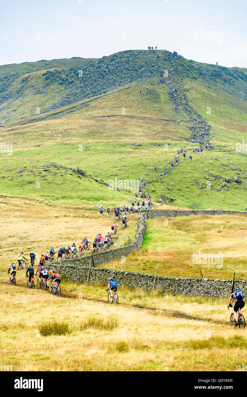 I piloti Ingleborough ascendente nel 2015 Tre Cime gara ciclocross, un evento annuale su tre montagne dello Yorkshire Foto Stock