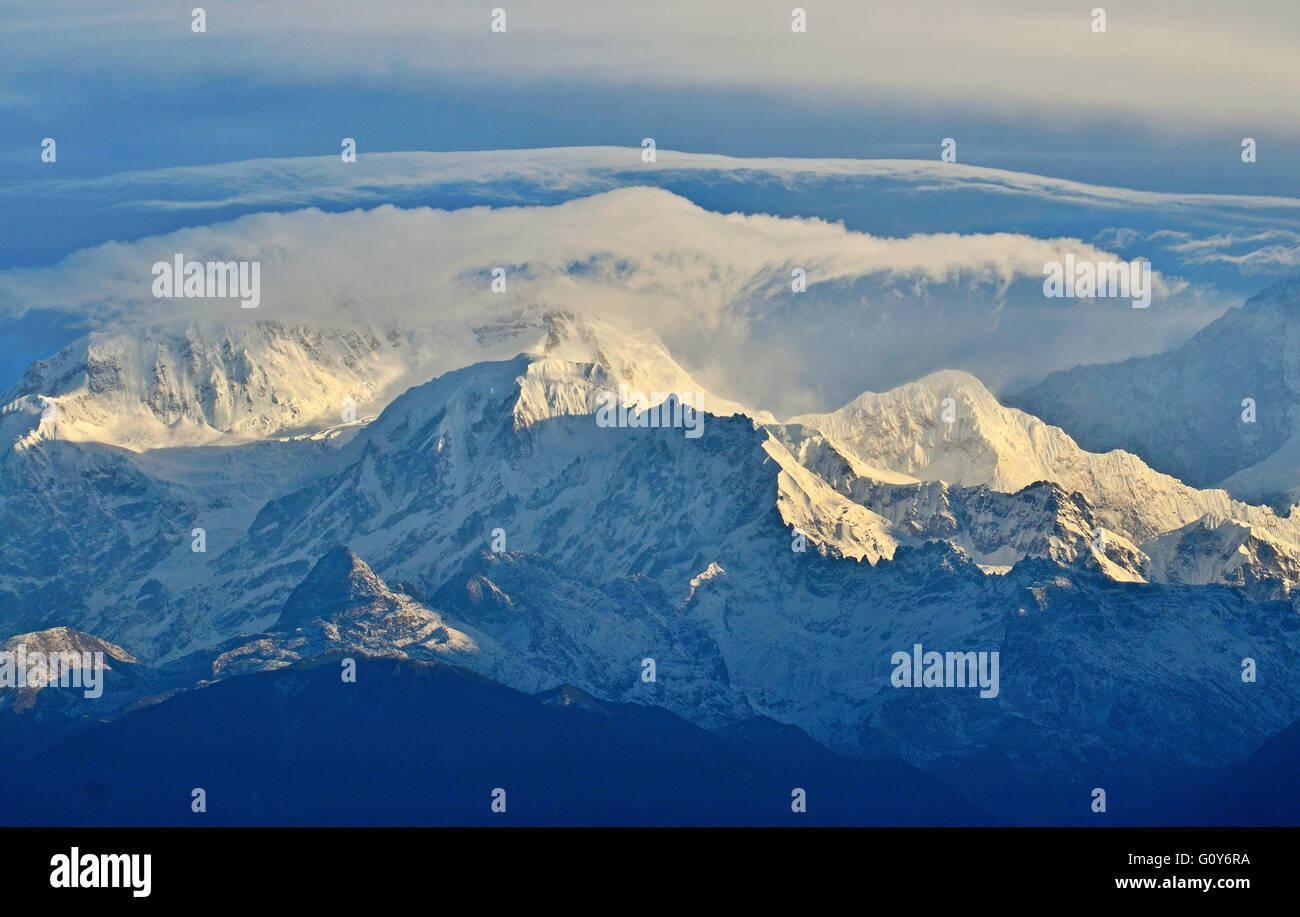 Mt.Kangchendzonga, la terza montagna più alta del mondo a 8586 metri, all alba con nuvole Mt.Kangchendzonga, la terza montagna più alta del mondo a 8586 metri, all alba con nuvole
