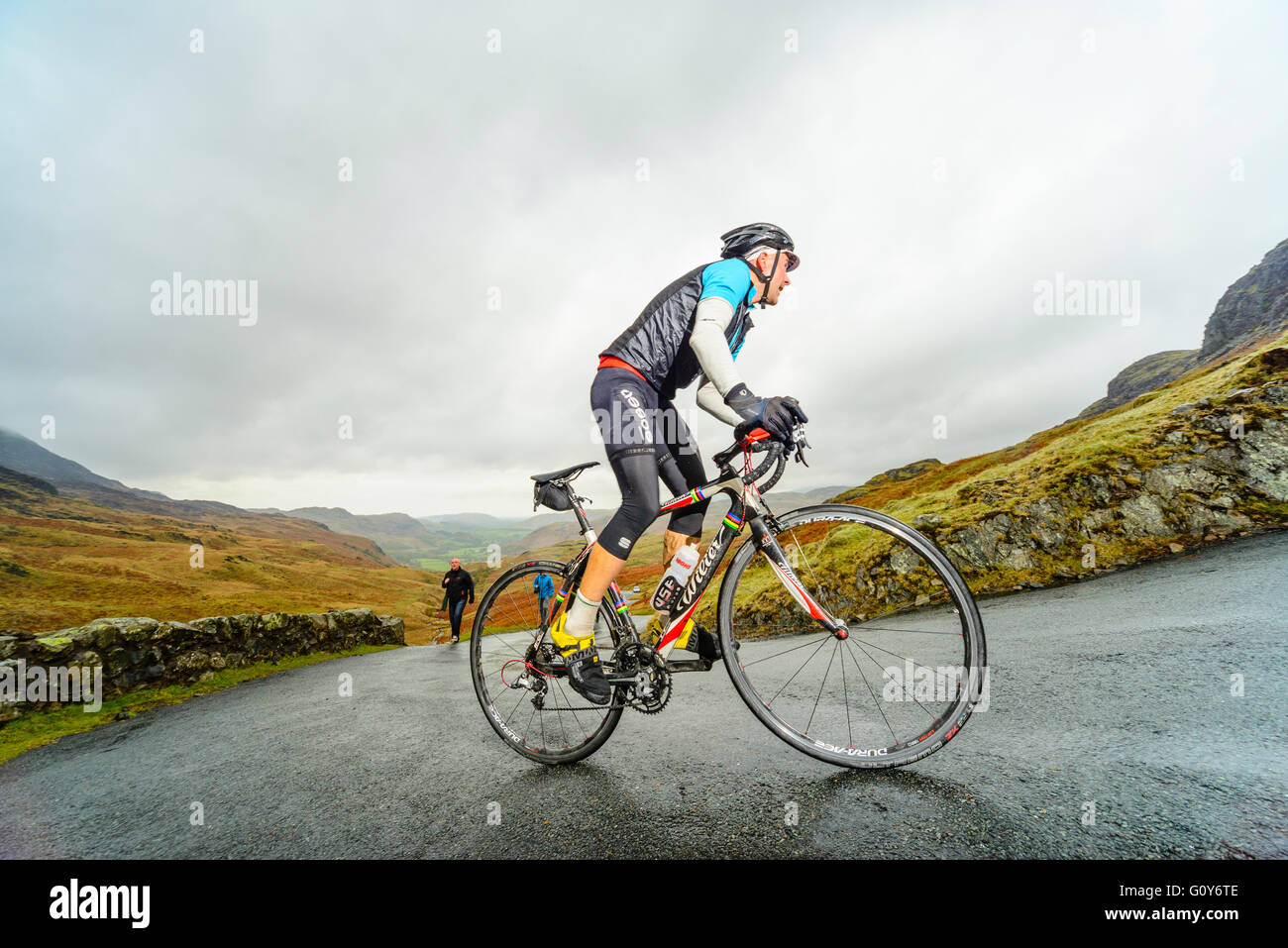 Piloti ascend Hardknott passare durante il Fred Whitton sfida, un 180km/112 miglia di corsa sportiva nel Lake District inglese Foto Stock