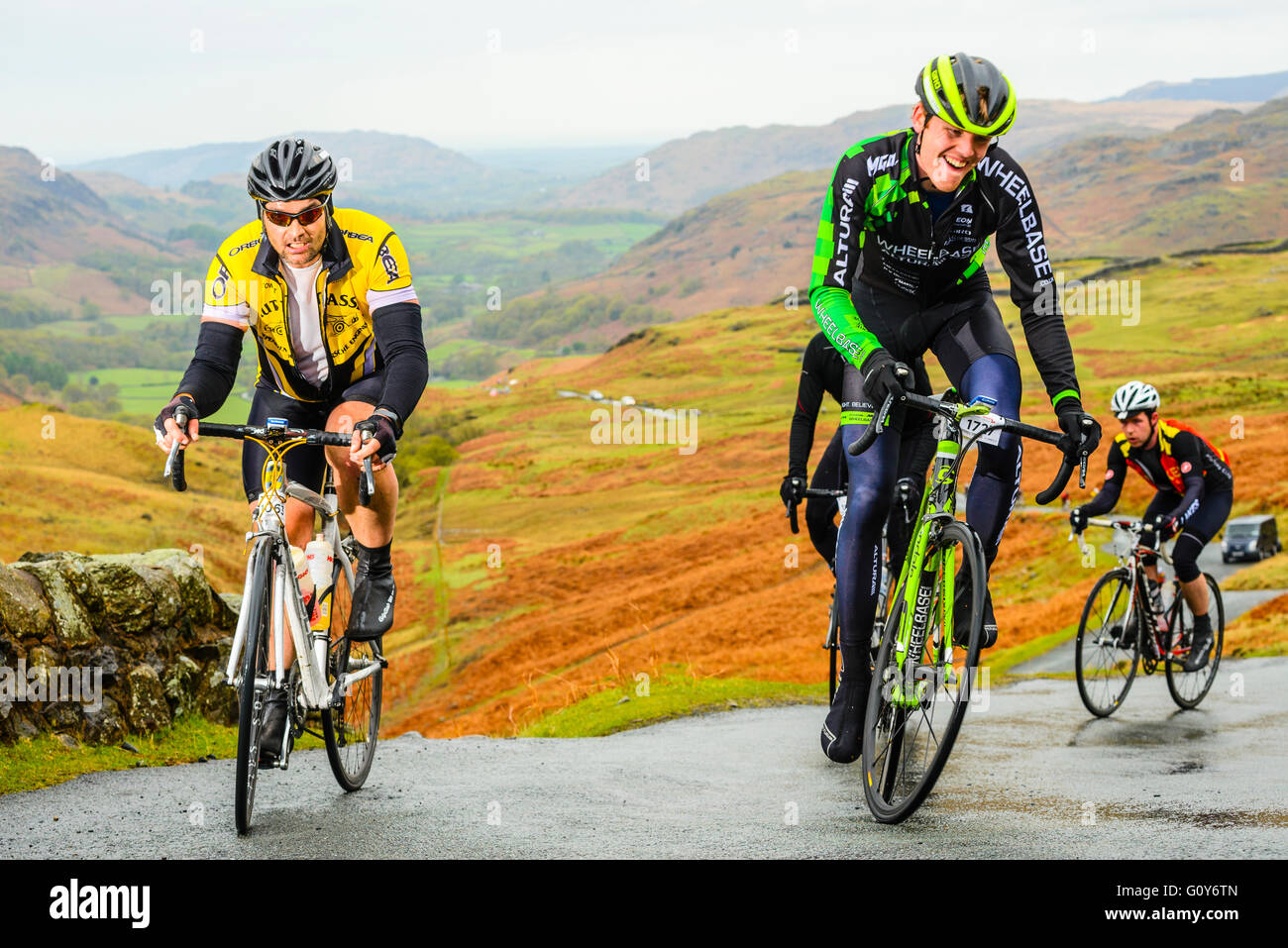 Piloti ascend Hardknott passare durante il Fred Whitton sfida, un 180km/112 miglia di corsa sportiva nel Lake District inglese Foto Stock