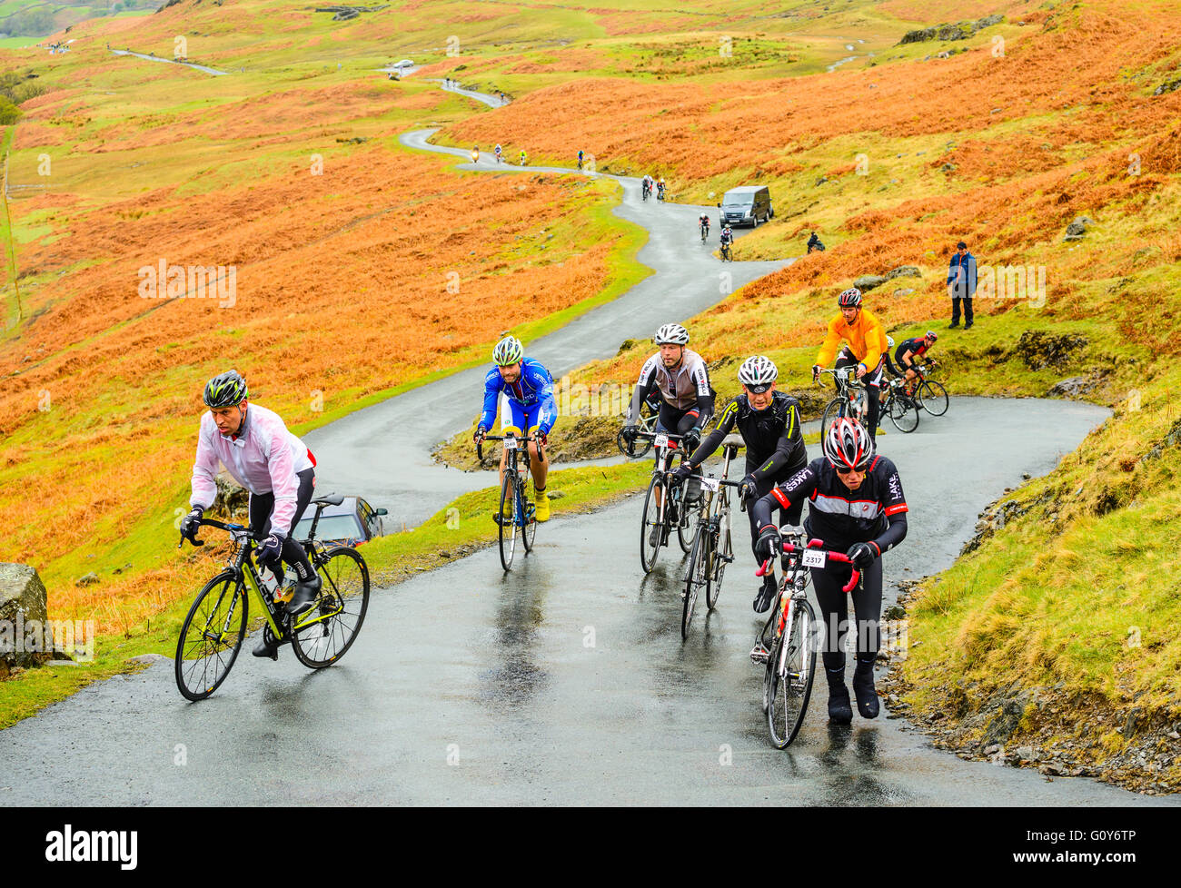 Piloti ascend Hardknott passare durante il Fred Whitton sfida, un 180km/112 miglia di corsa sportiva nel Lake District inglese Foto Stock