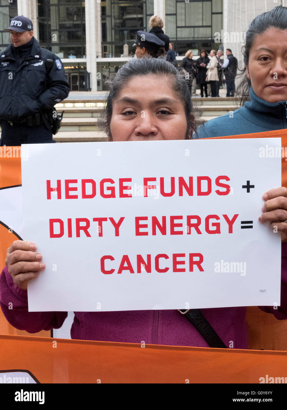 Donna Latinoamericana protestando circa gli hedge fund nella parte anteriore del Lincoln Center sulla Upper West Side di Manhattan, New York City. Foto Stock
