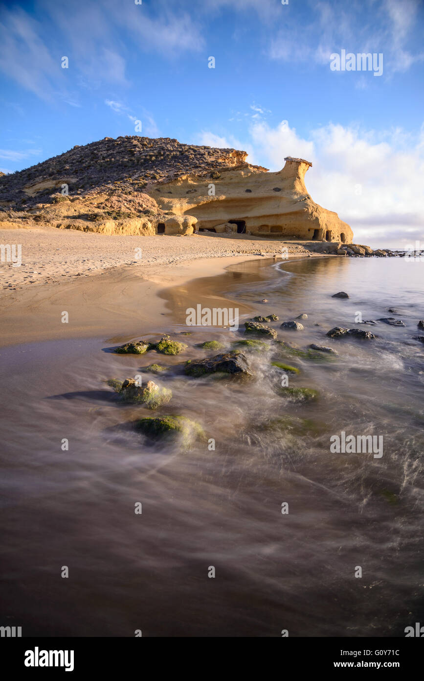 Formazione di roccia in spiaggia Los Cocedores in Almería, Spagna Foto Stock