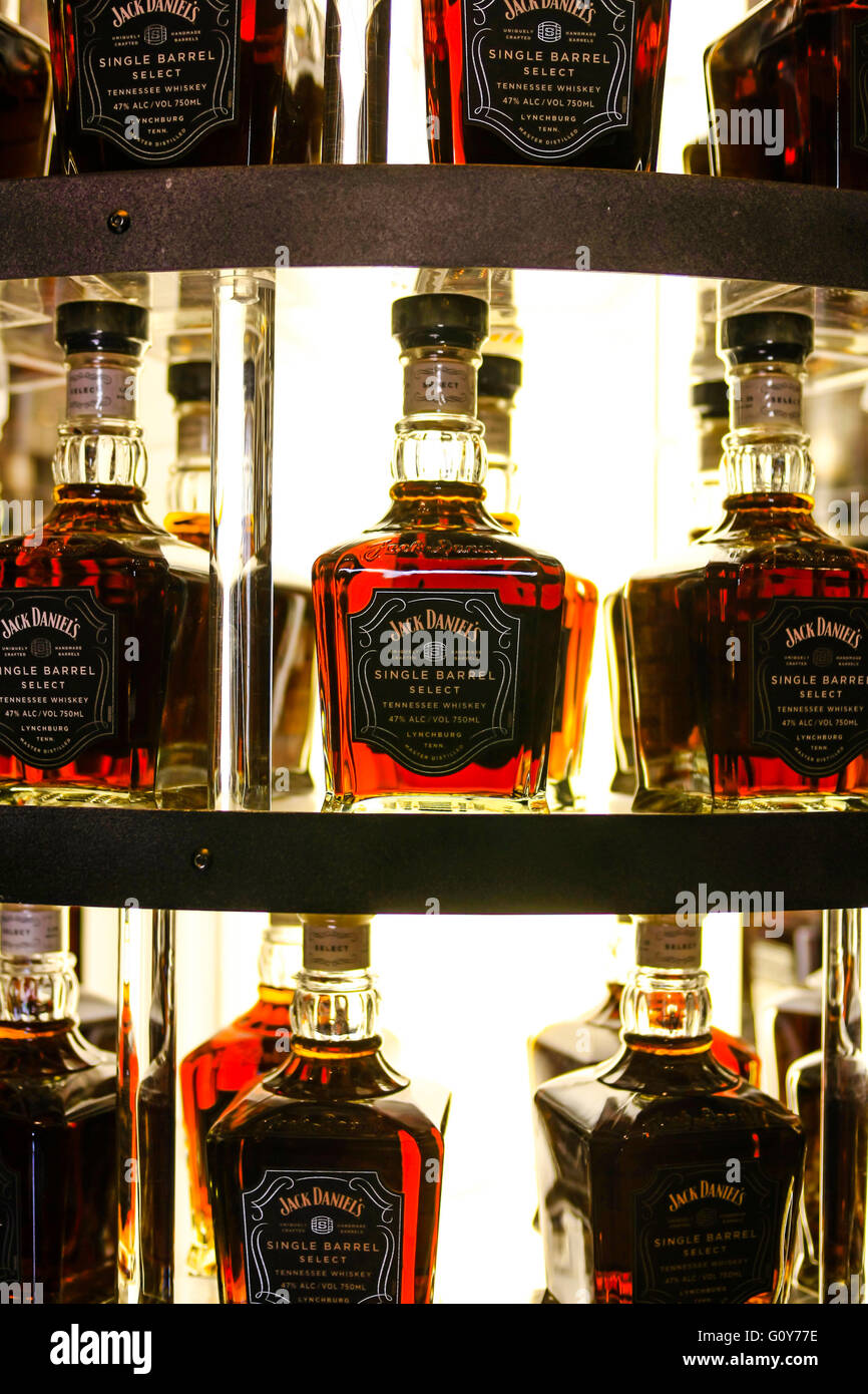 Visualizzazione di fine canna singola selezionare Jack Daniels whiskey bottiglie in esposizione presso la distilleria di Lynchburg, Tennessee Foto Stock