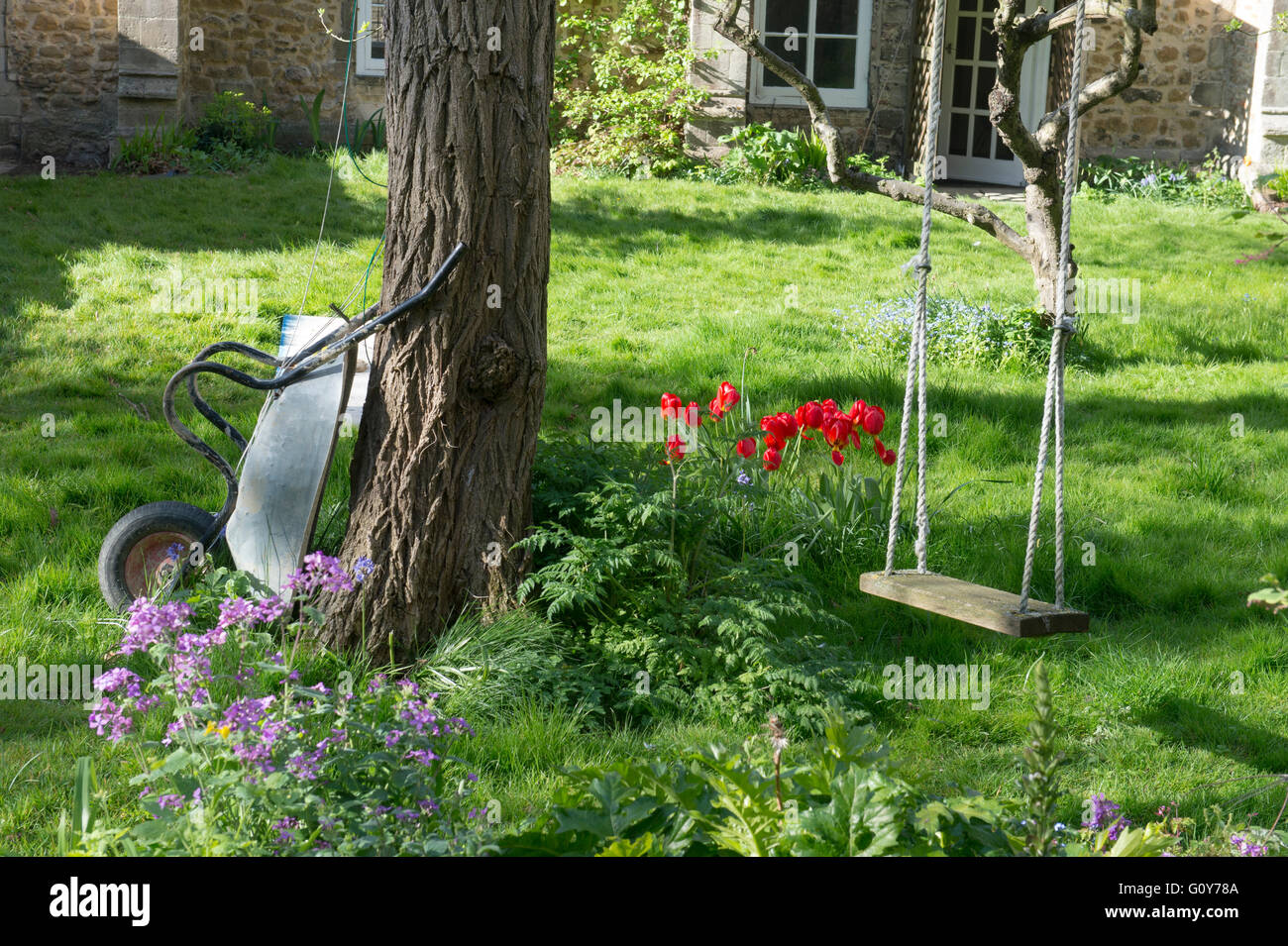 Garden Cottage con albero di oscillazione e di carriola in Ely, Cambridgeshire, Inghilterra Foto Stock