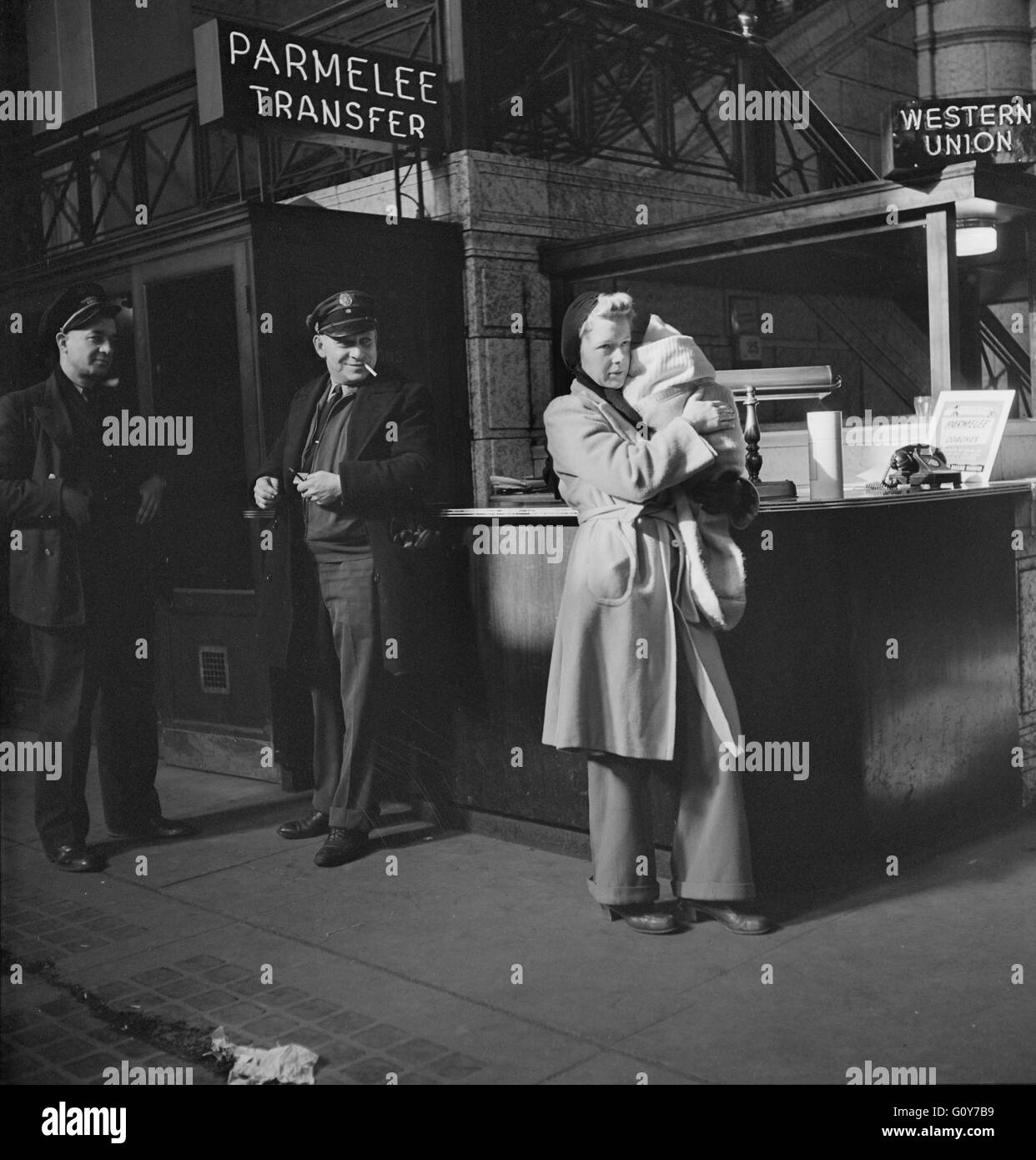 Donna e bambino in attesa del treno nel piazzale della Stazione Union, Parmelee segno di trasferimento, Chicago, Illinois, USA, da Jack Delano per ufficio di informazione di guerra, Gennaio 1943 Foto Stock