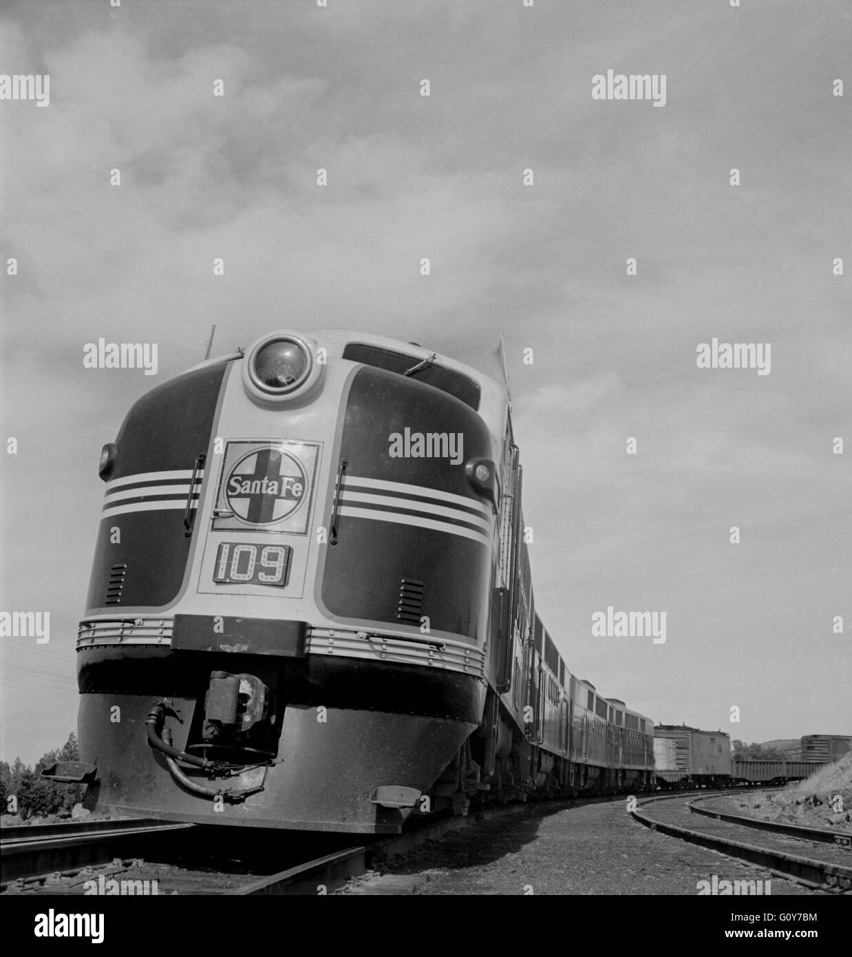 Diesel treno merci su Atchison Topeka e Santa Fe Railroad tra Winslow e Seligman Arizona da Jack Delano per ufficio di informazione di guerra Marzo 1943 Foto Stock