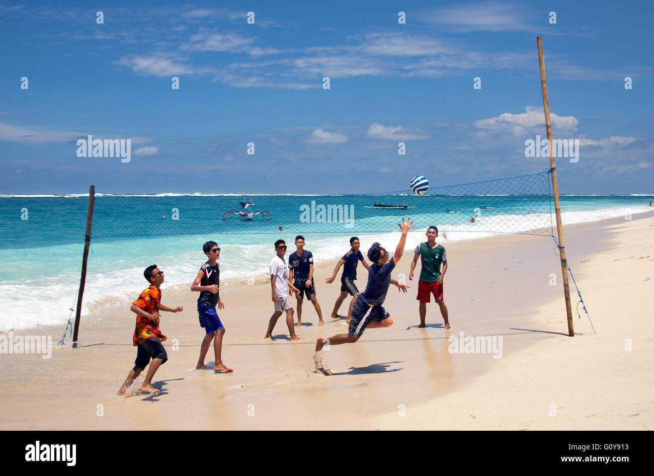 Ragazzi giocare a palla sulla spiaggia spiaggia Pendawa Bali Indonesia Foto Stock