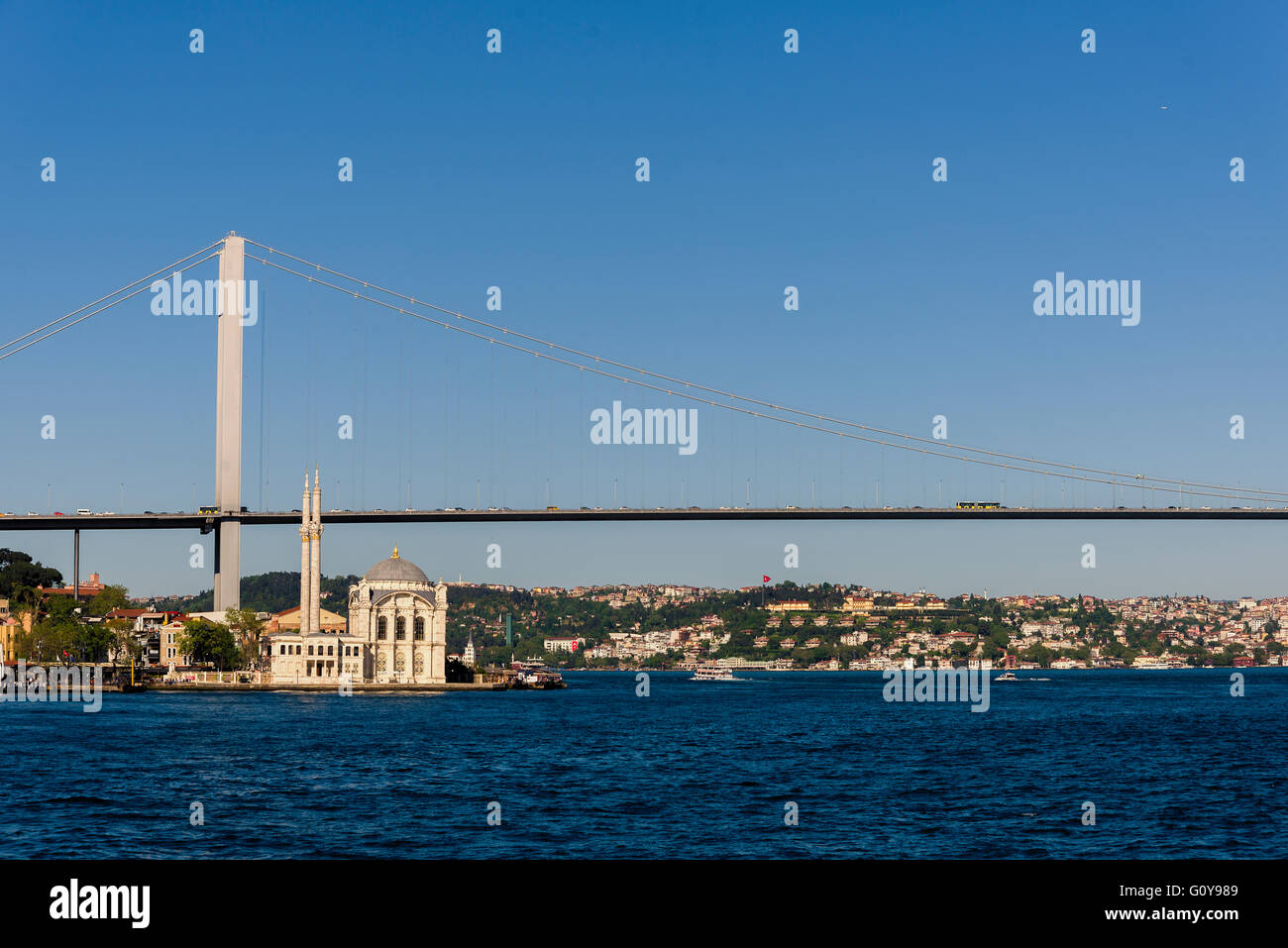 Istanbul, Turchia - 21 aprile 2016. La Moschea Ortakoy e Ponte sul Bosforo a Istanbul in Turchia. Foto Stock