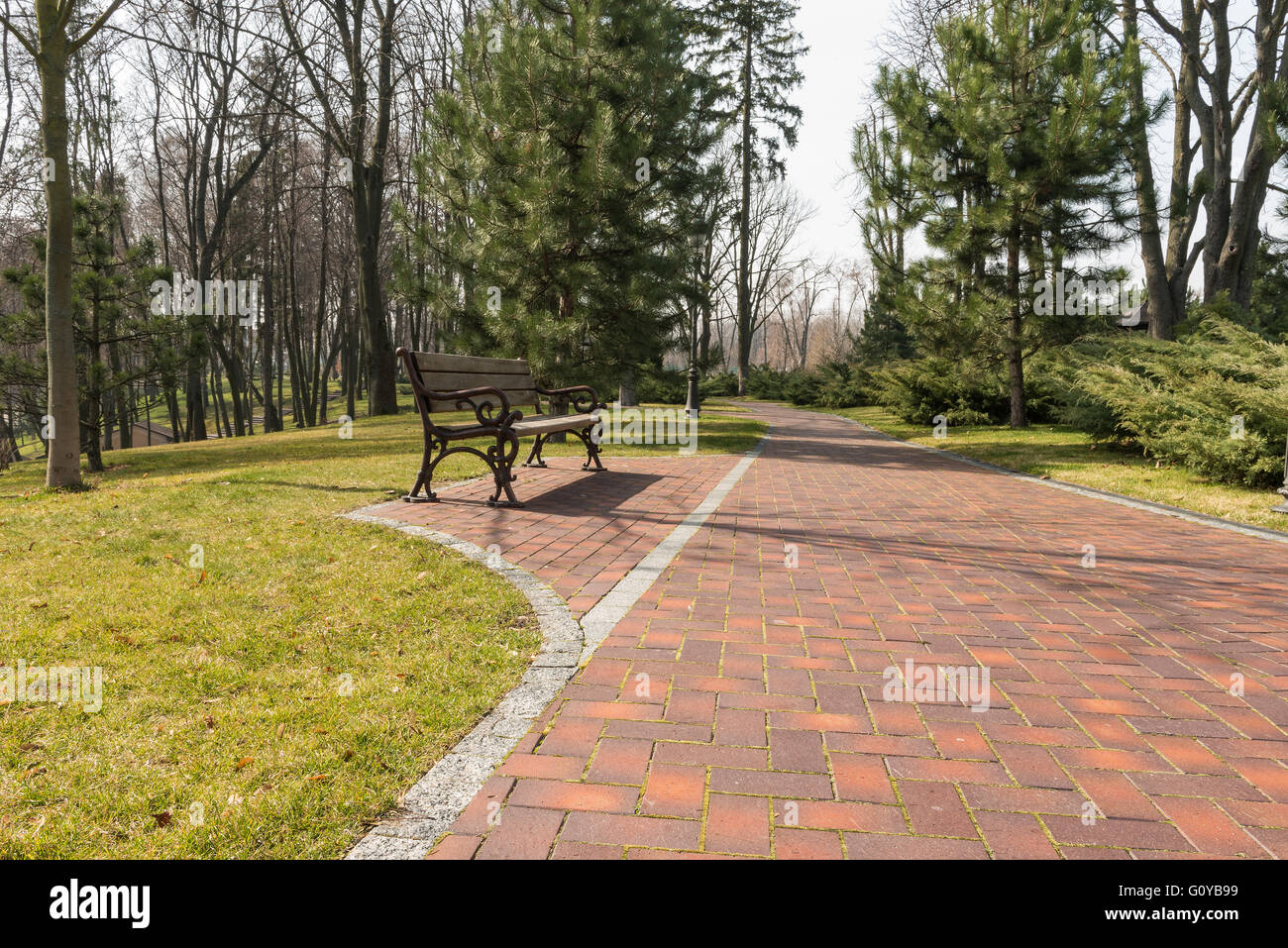 Luogo di riposo nel parco di primavera. Foto Stock