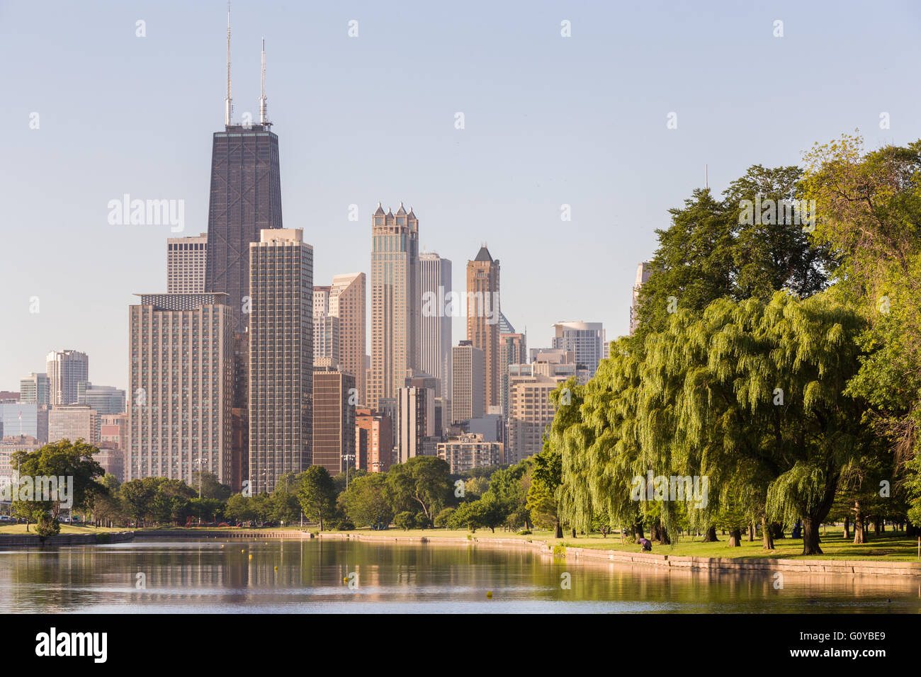 Sullo skyline di Chicago si riflette nella laguna sud al Lincoln Park di Chicago, Illinois, Stati Uniti d'America Foto Stock