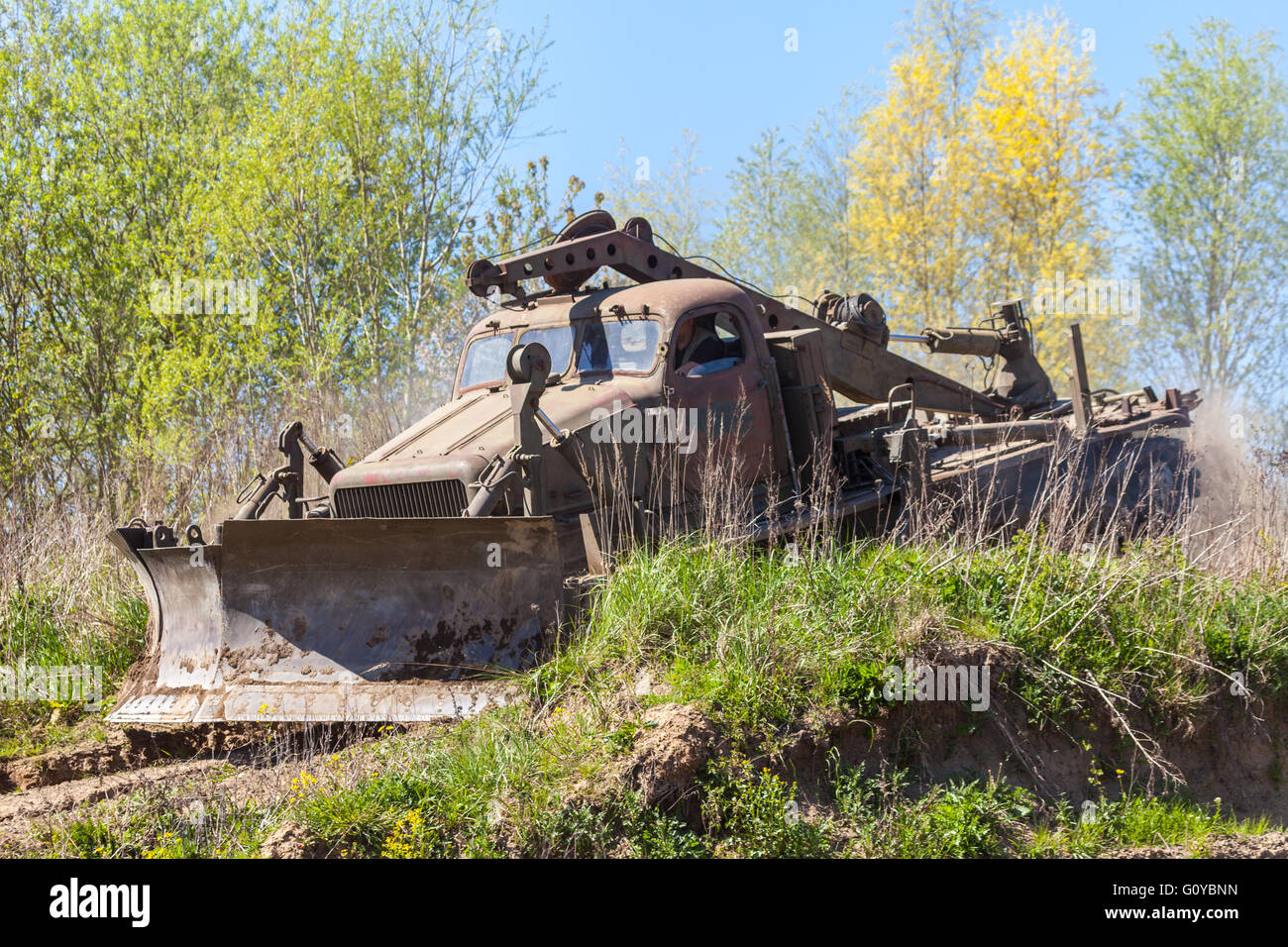 BAT sovietica - M bulldozer militari unità su via Foto Stock